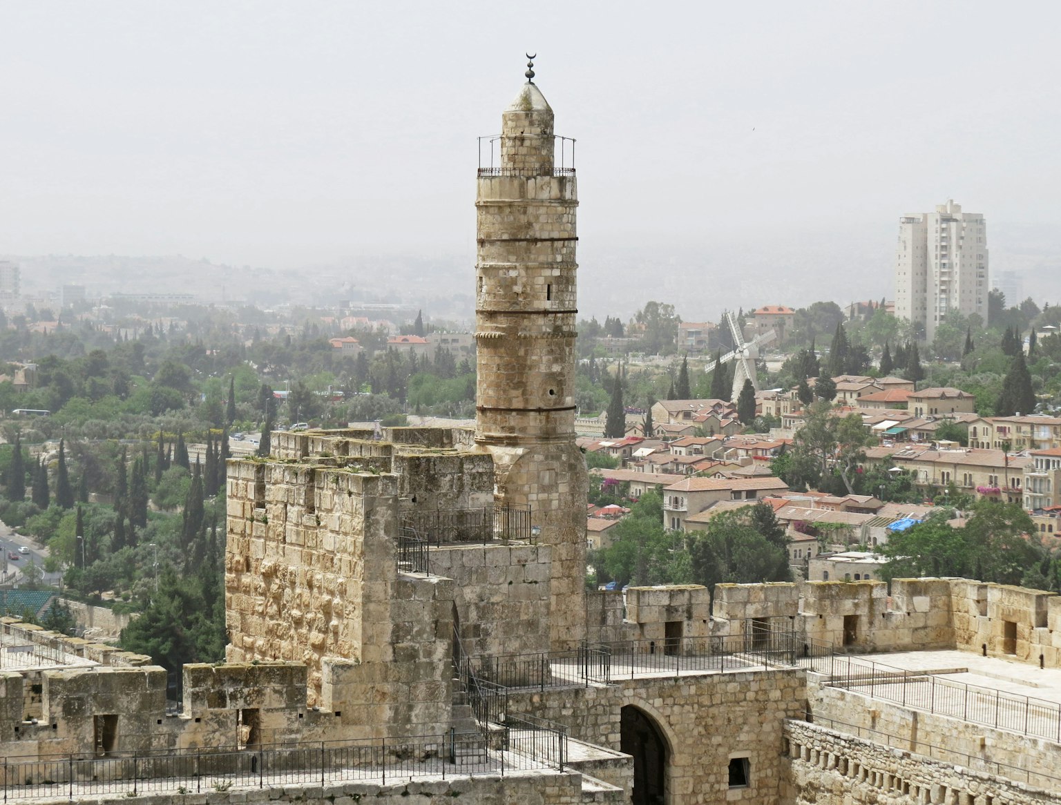 Khung cảnh Jerusalem cổ đại với tháp đá và cảnh quan thành phố