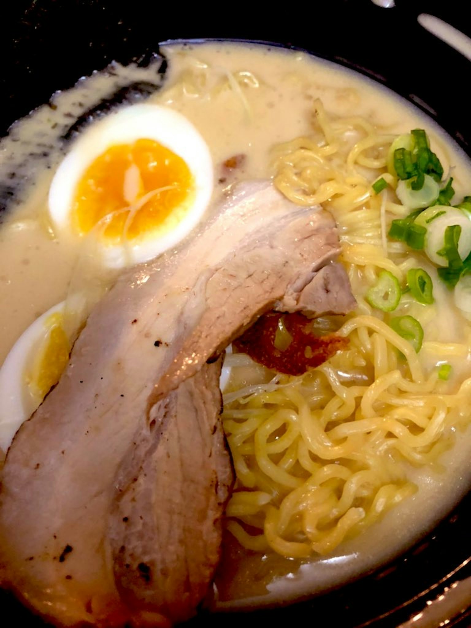Mì ramen với nước dùng kem, trang trí với chashu và trứng luộc lòng đào