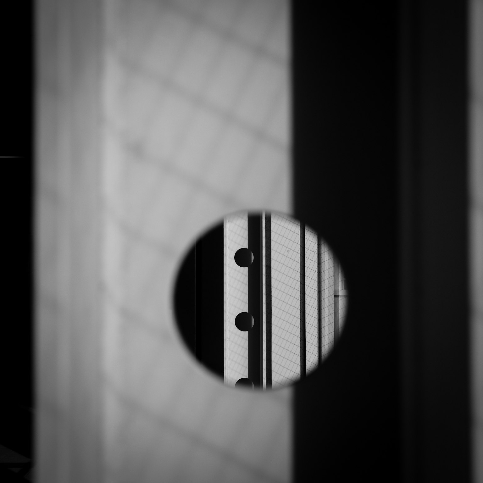 흑백 대비로 선형 구조가 드러나는 원형 구멍