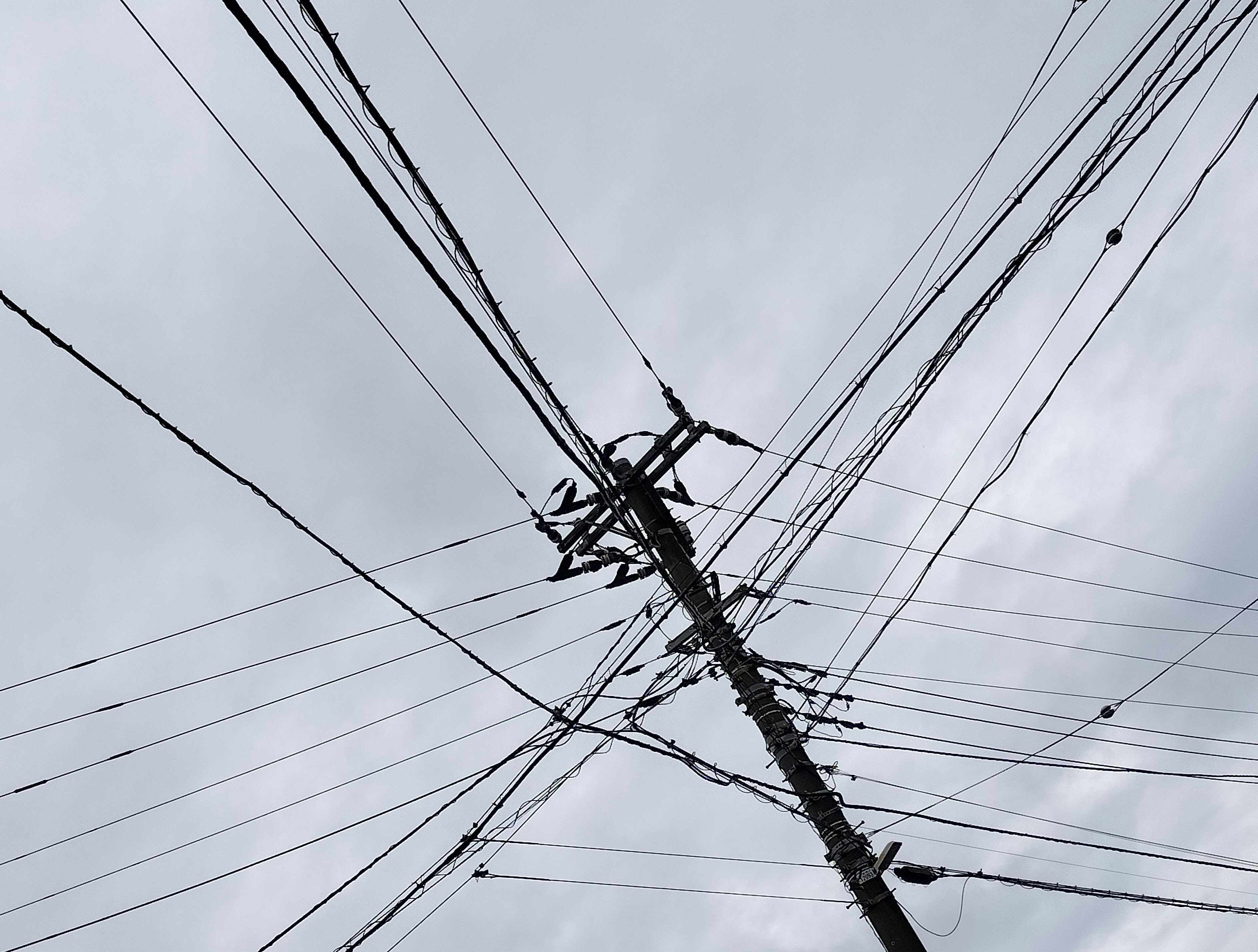 電線が交差する大きな交差点の空