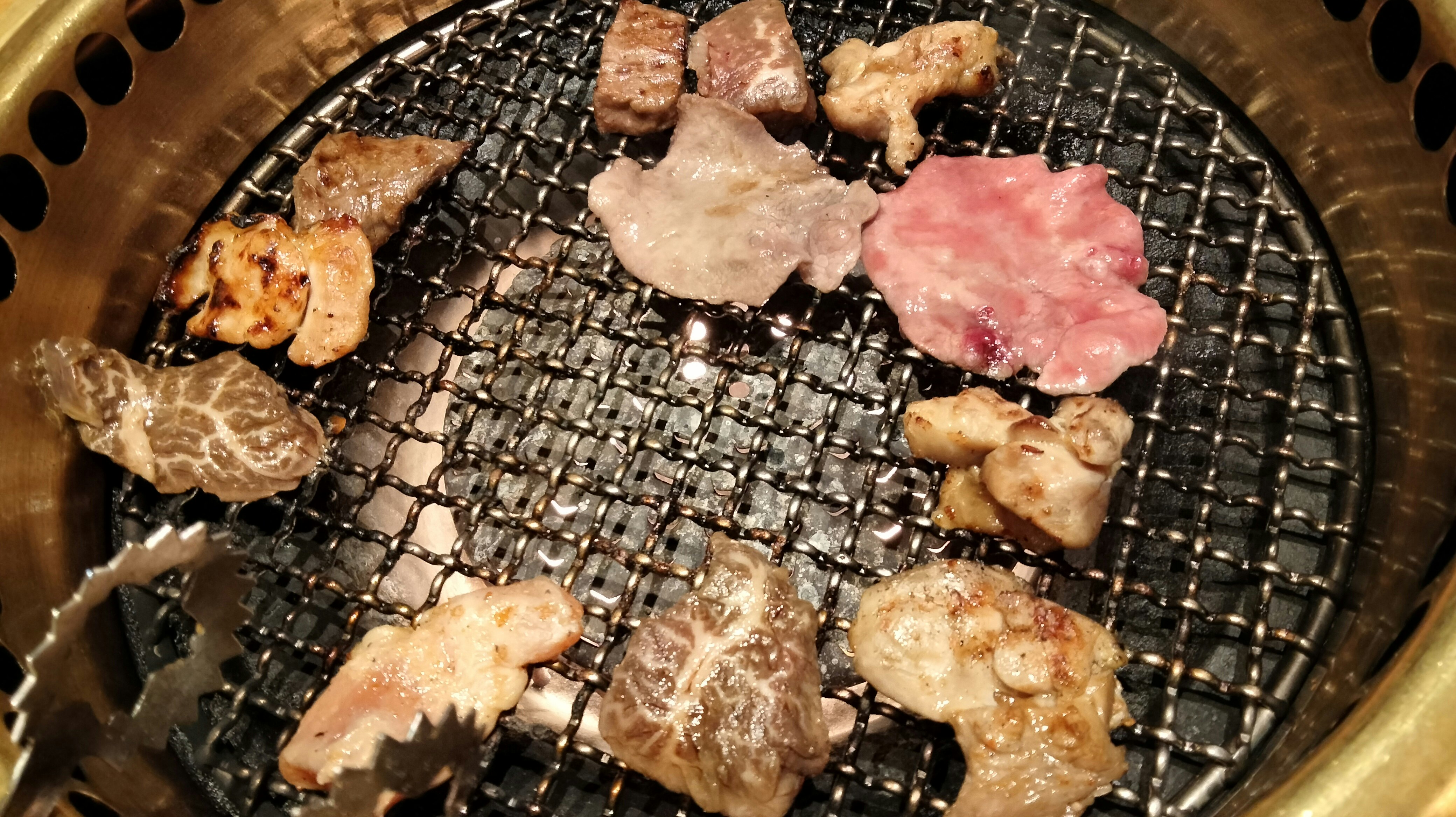 燒烤鐵網上的烤肉與香腸