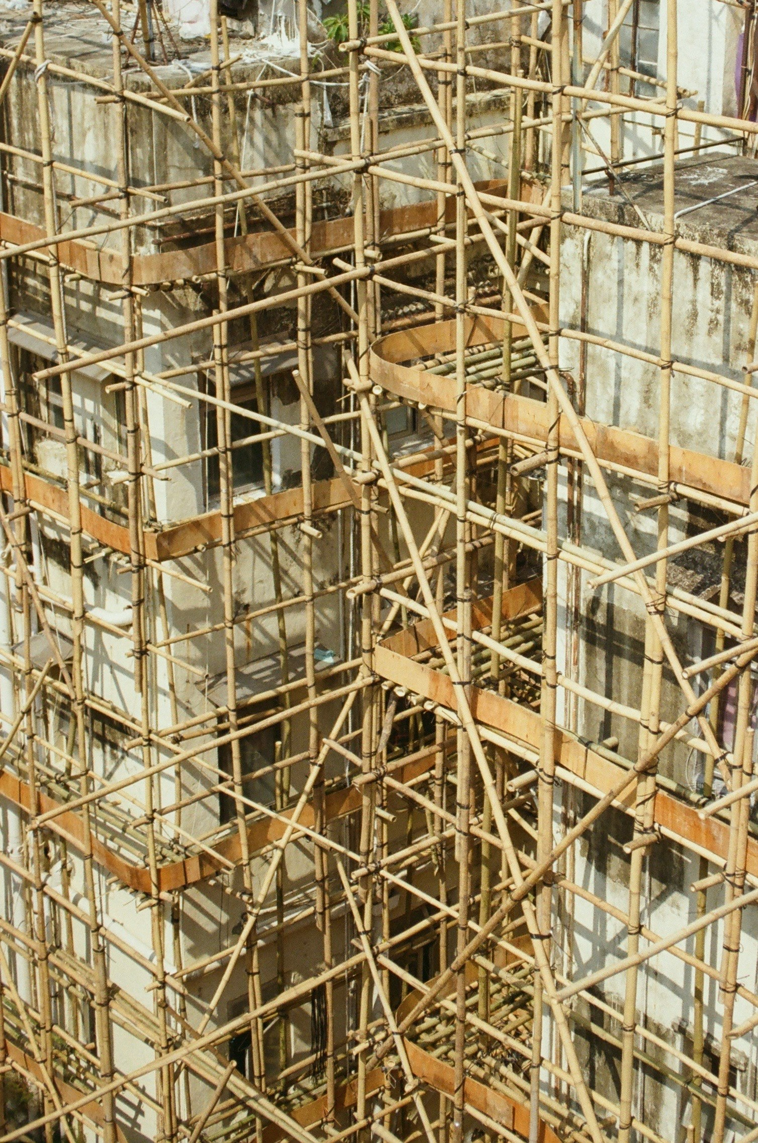 estructura de acero y andamios en un edificio en construcción