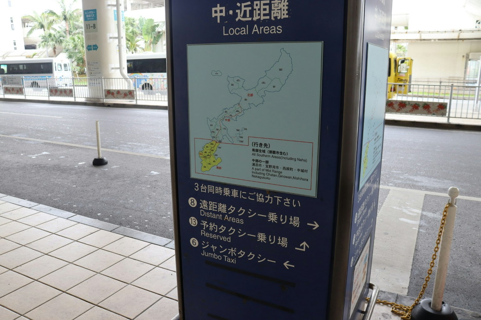 Panneau affichant une carte de la zone locale et des directions à une station