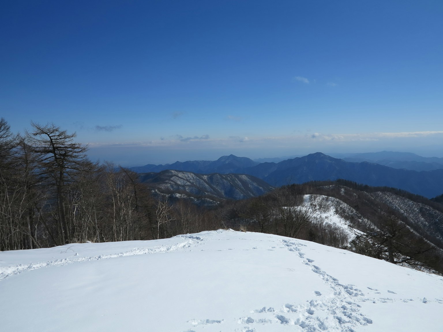 Montagne coperte di neve sotto un cielo blu