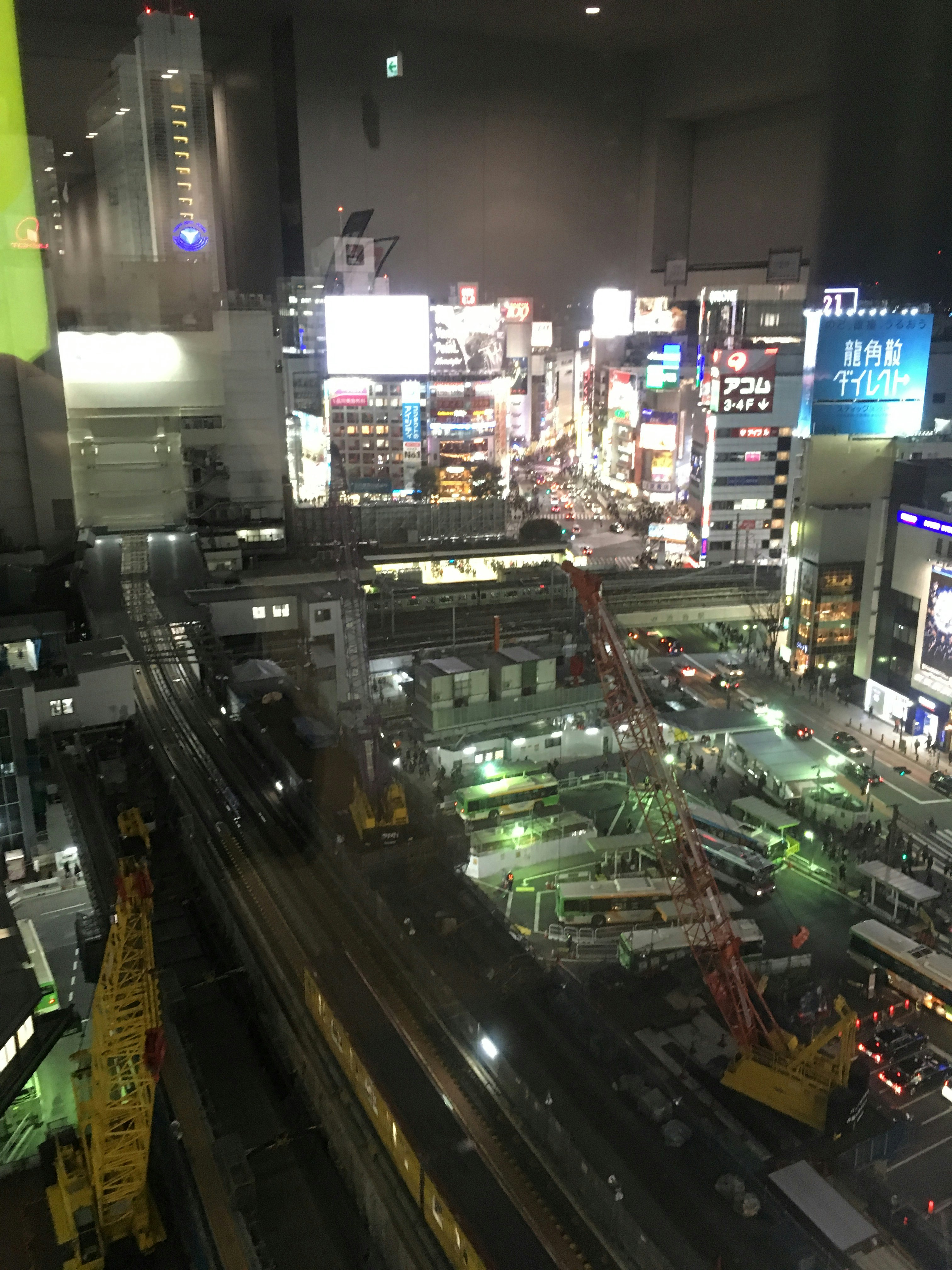 夜晚從高樓俯瞰的霓虹城市路口