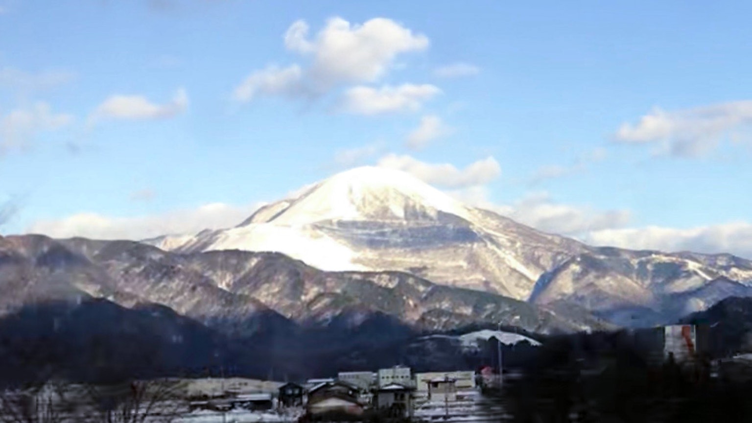 Mont enneigé sous un ciel bleu