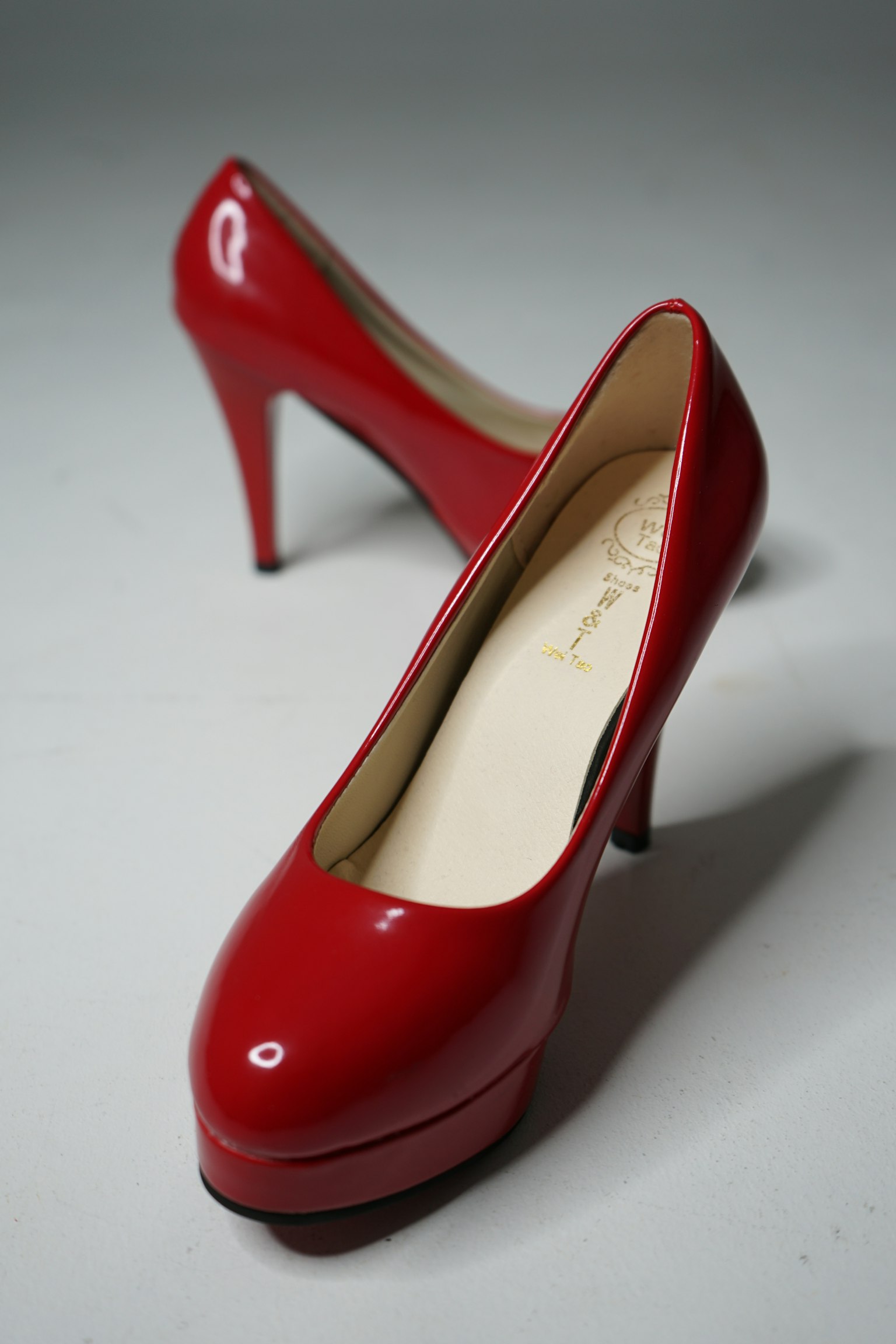 Un par de zapatos de tacón rojo vibrante posicionados elegantemente