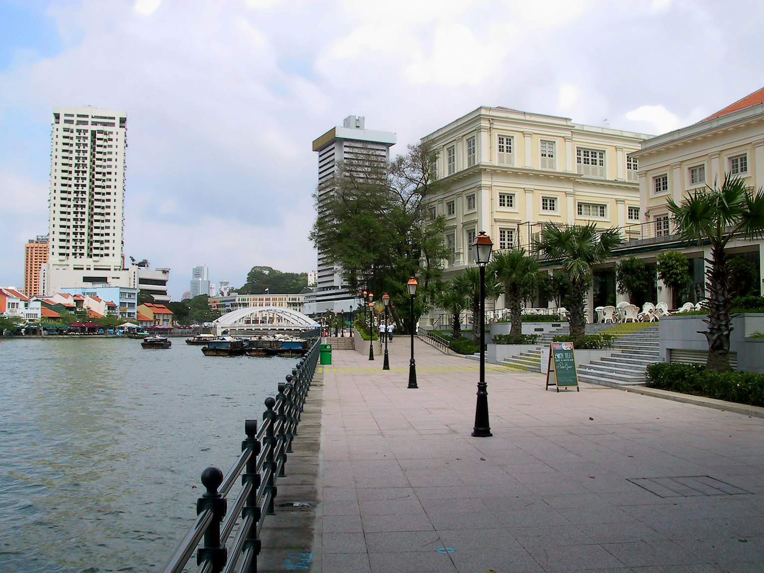 吉隆坡河畔景觀 高樓大廈與歷史建築並列