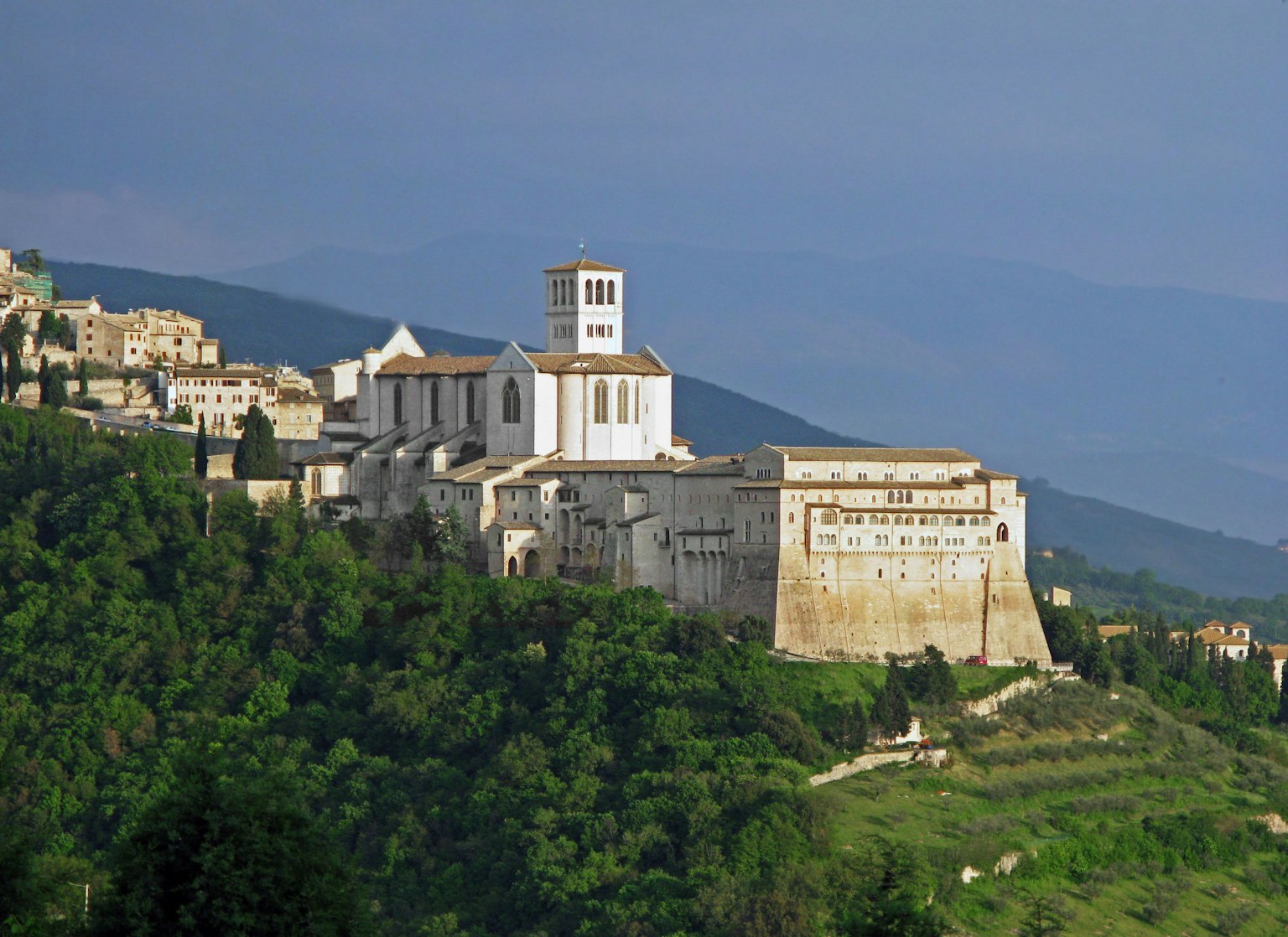 Basilique de Saint François à Assise entourée de verdure luxuriante
