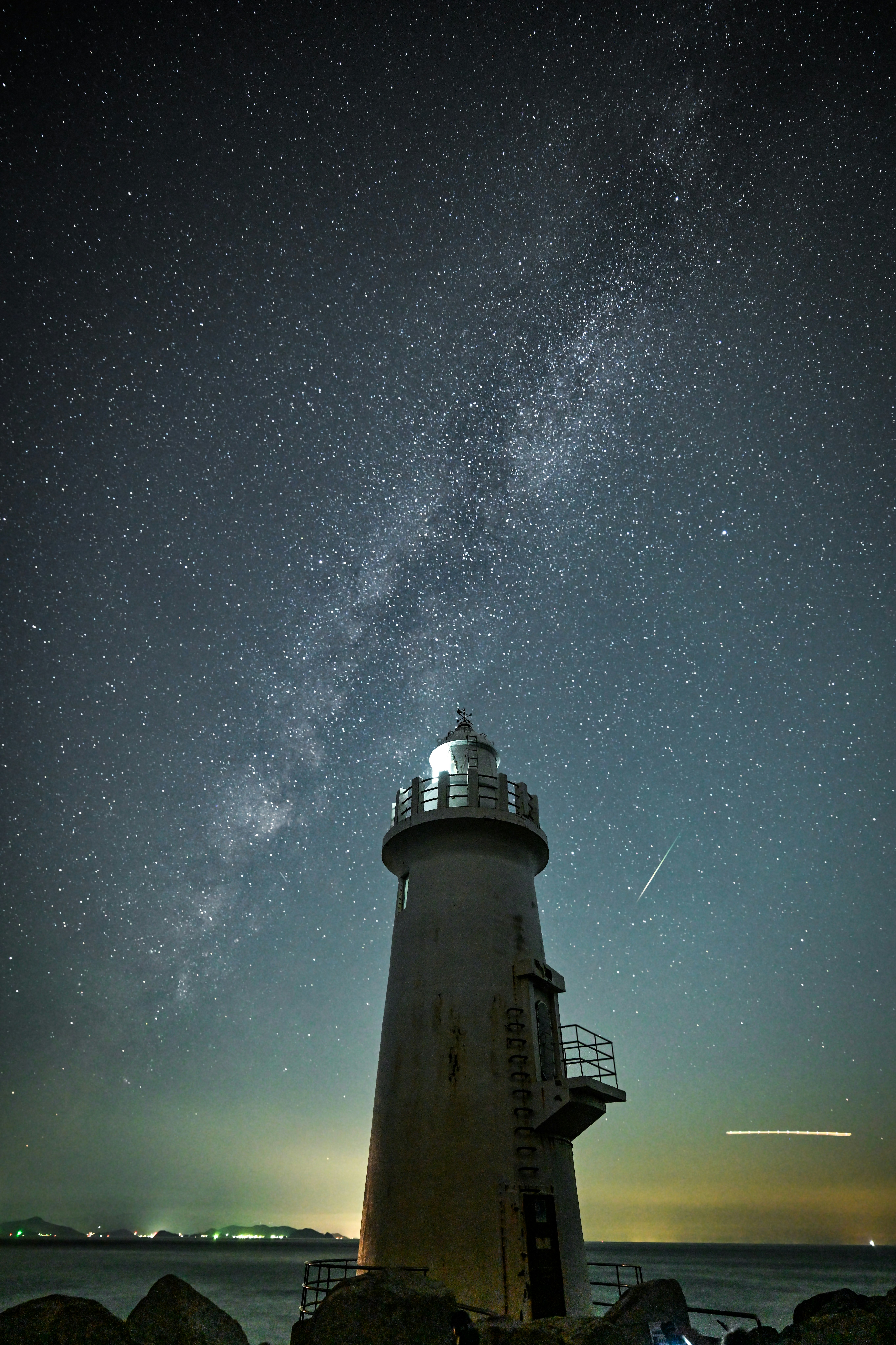 伊良子岬の灯台と夜空に広がる星空