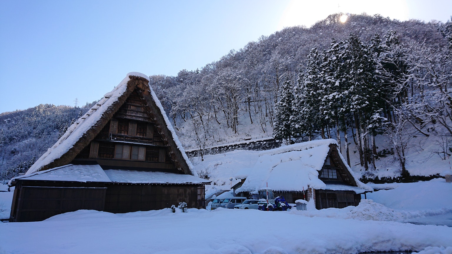 Casas gassho-zukuri cubiertas de nieve y paisaje montañoso