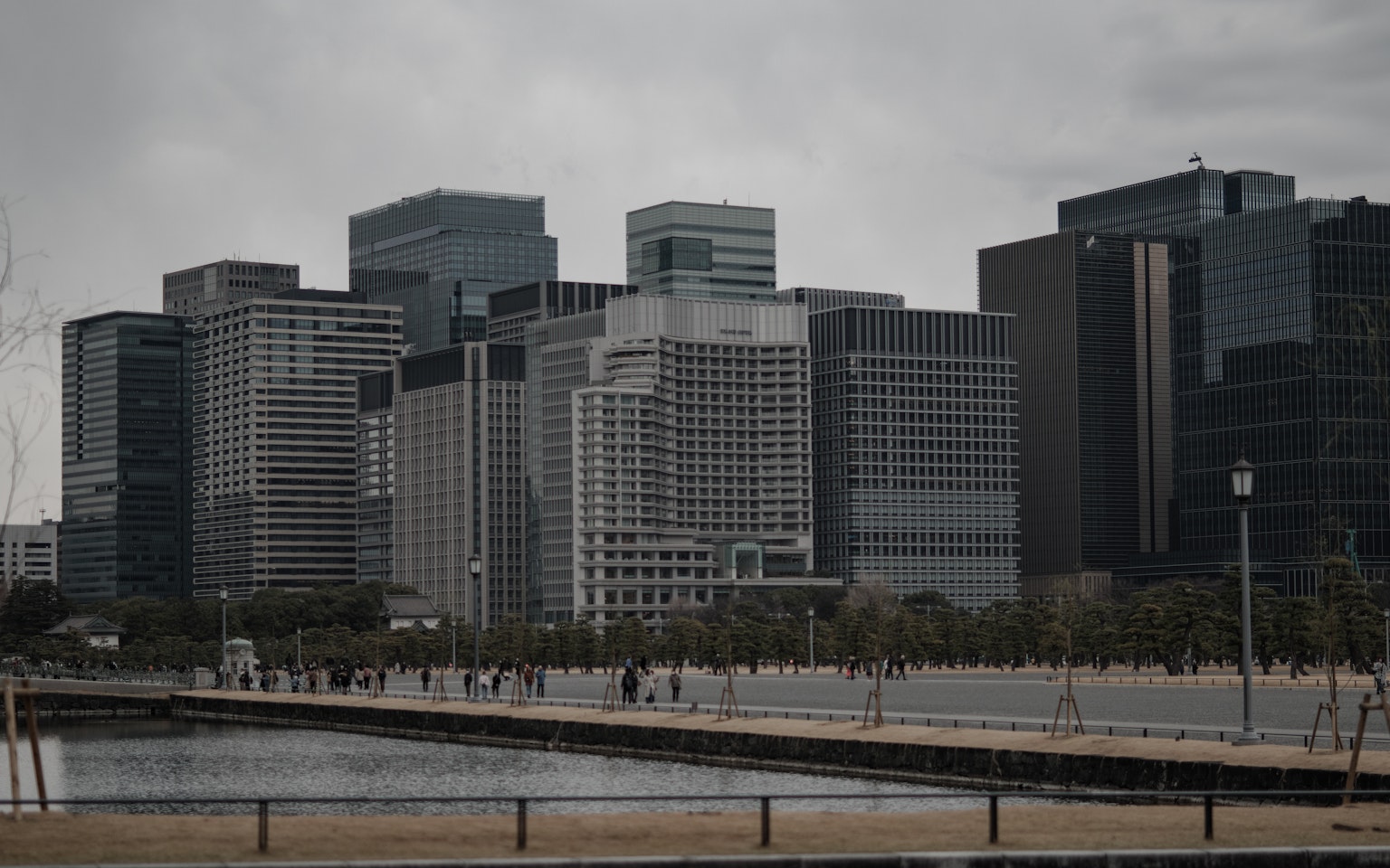 Ligne d'horizon de grands bâtiments sous un ciel nuageux avec un front de mer