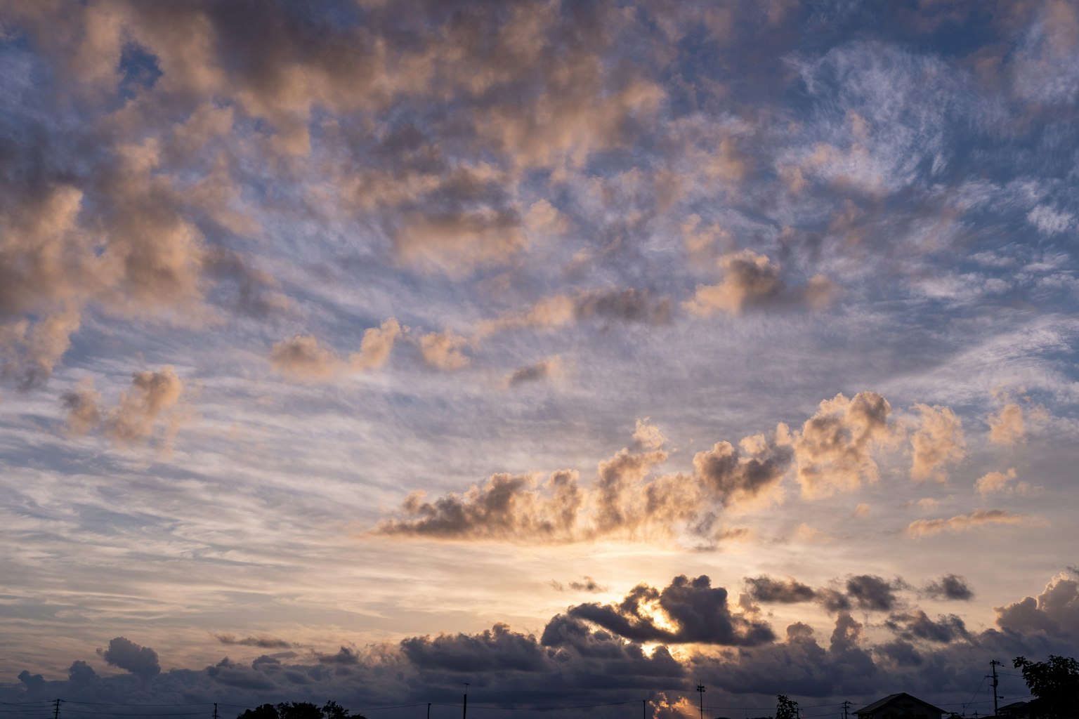 Ciel de coucher de soleil avec des motifs de nuages épars