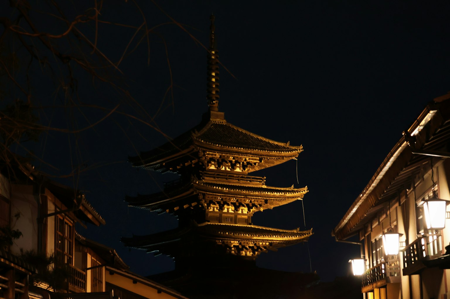 Vue nocturne d'une pagode et de bâtiments traditionnels à Kyoto