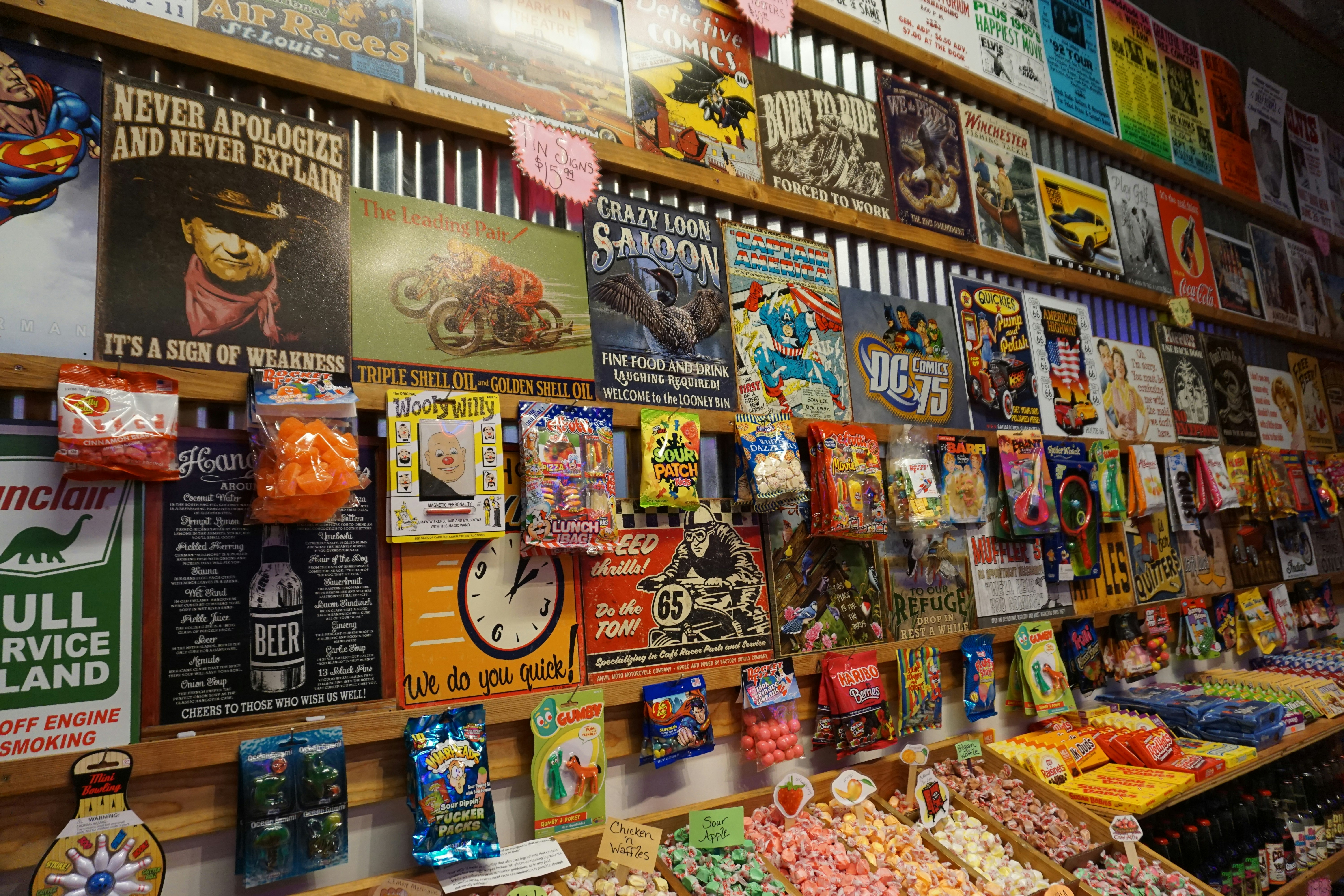 墙上色彩斑斓的海报和玩具展示