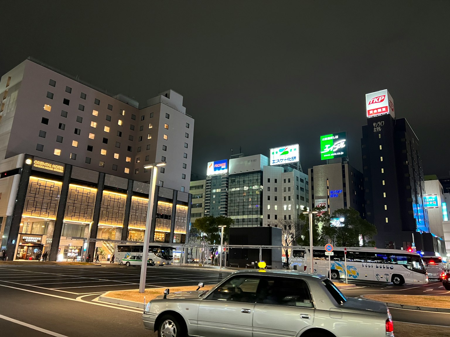 ทิวทัศน์เมืองในเวลากลางคืนพร้อมป้ายไฟสว่างและอาคาร