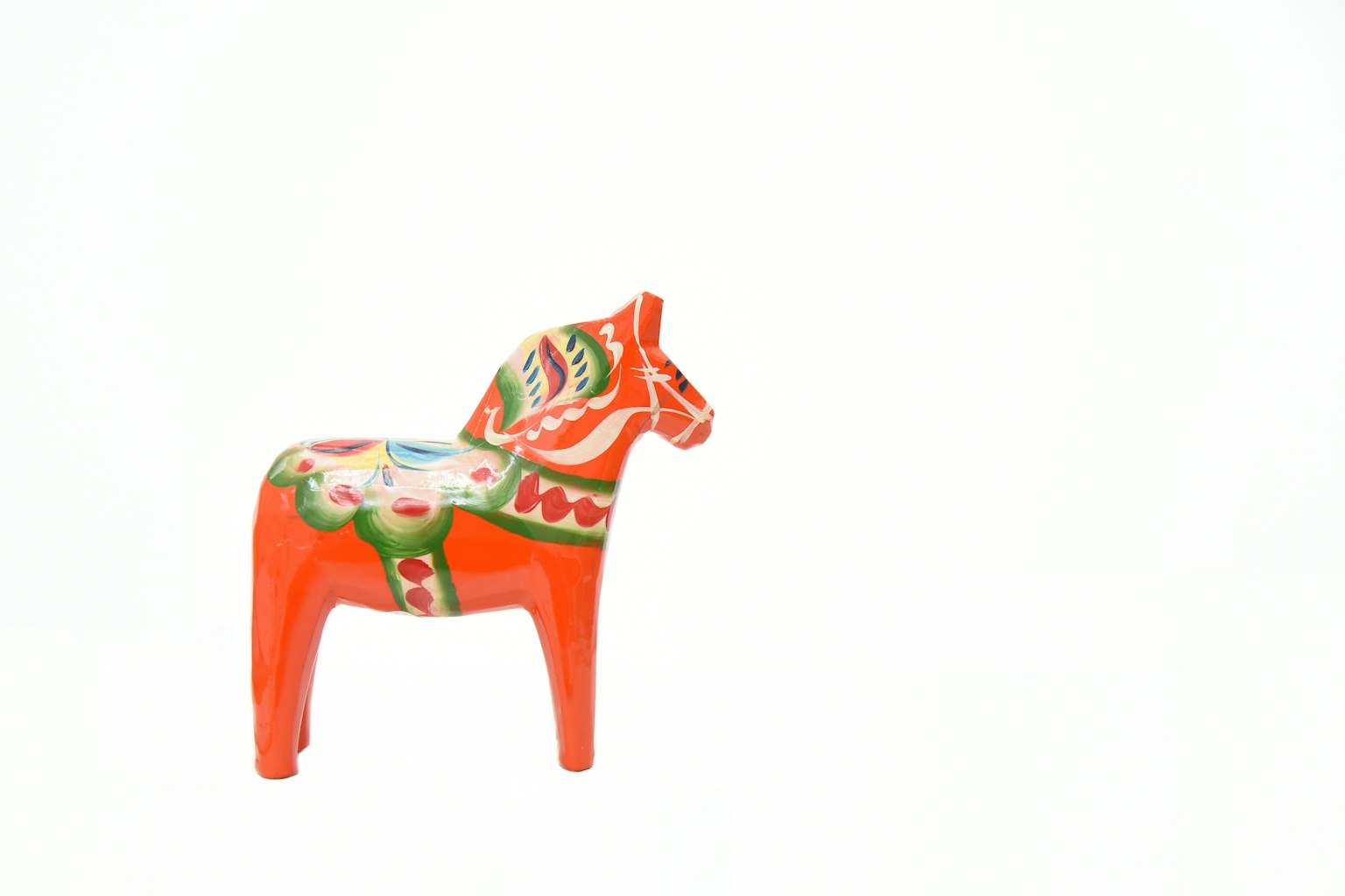 Figurine de cheval en bois peint coloré en orange et vert