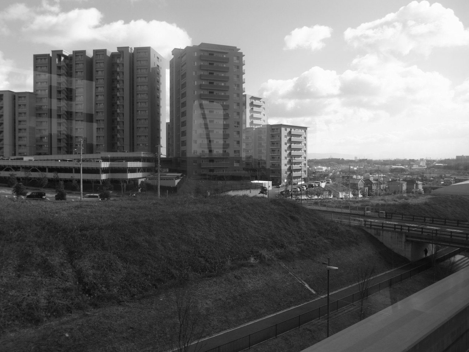 Imagen en blanco y negro de edificios altos y una carretera