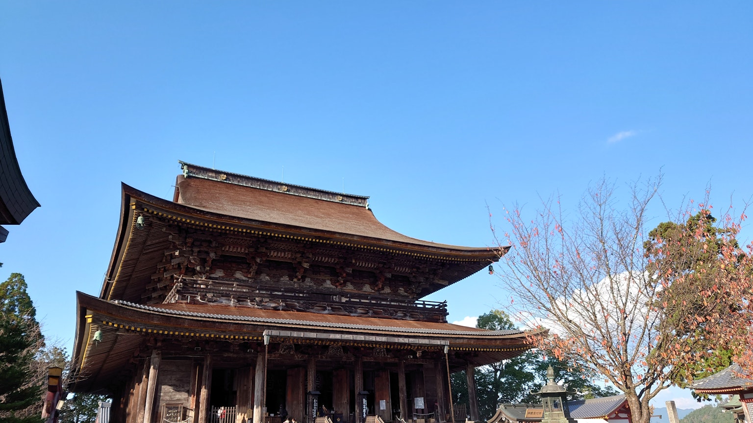 傳統日本寺廟建築在美麗的藍天下