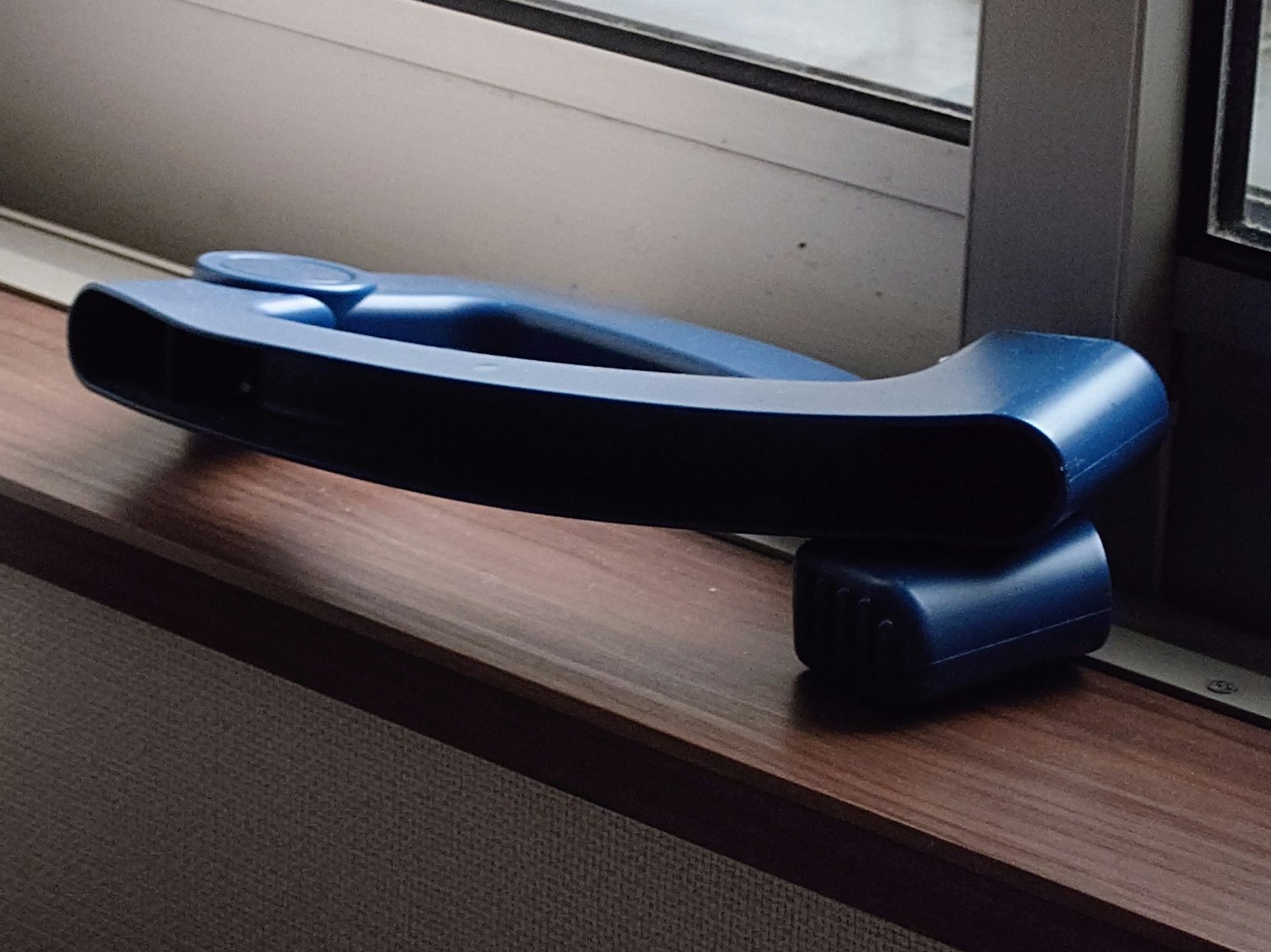 青い窓のハンドルが窓辺に置かれている