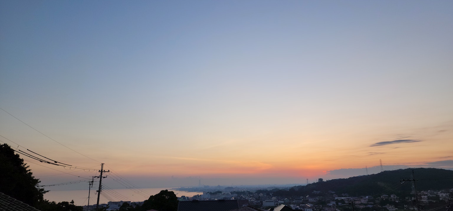 Schöne Sonnenuntergangslandschaft mit blauem Himmel und orangefarbenen Wolken über dem Meer