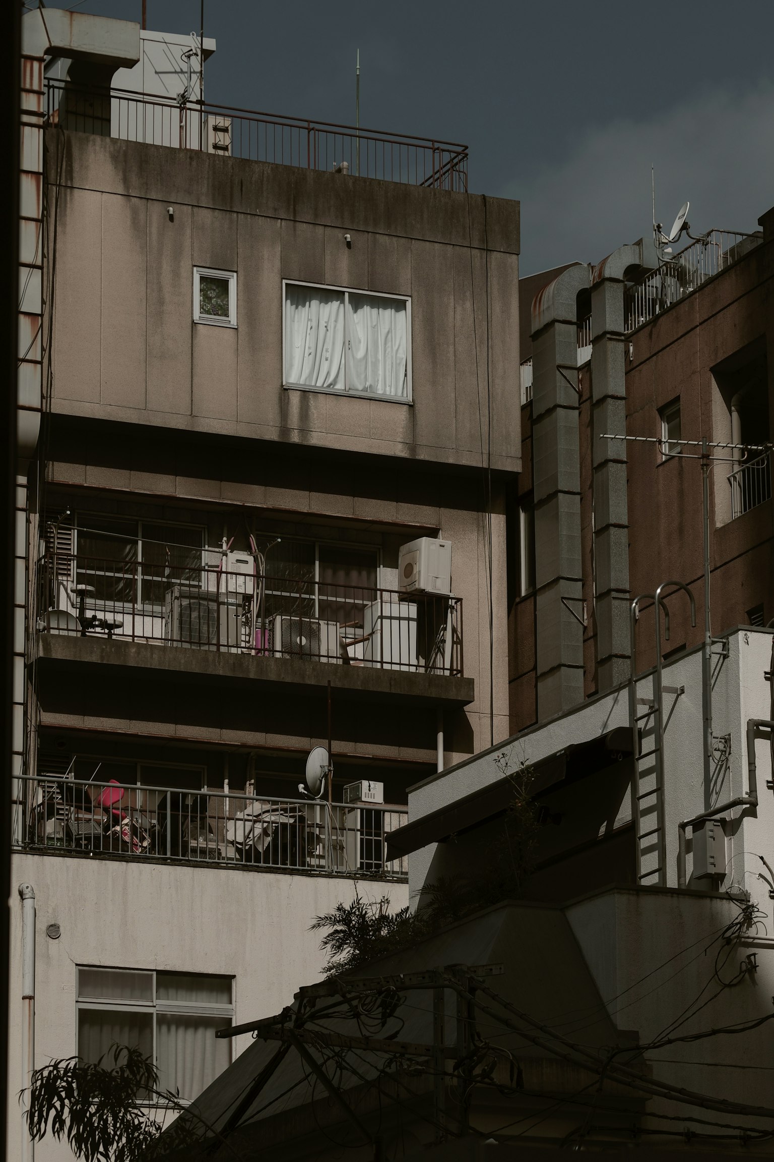 城市景觀,高層建築陽台上的人們