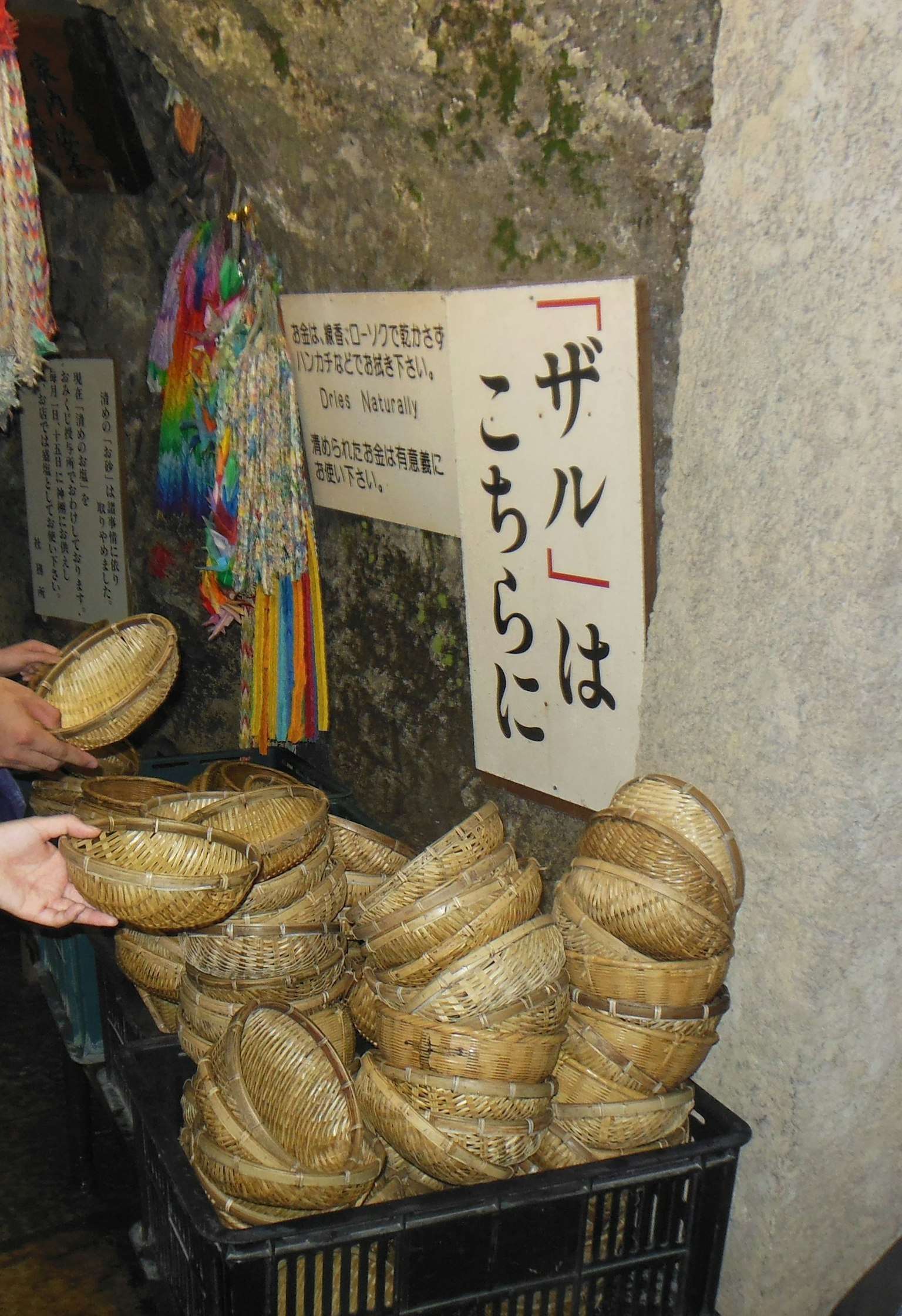 Immagine di cesti impilati con un cartello che indica la loro posizione