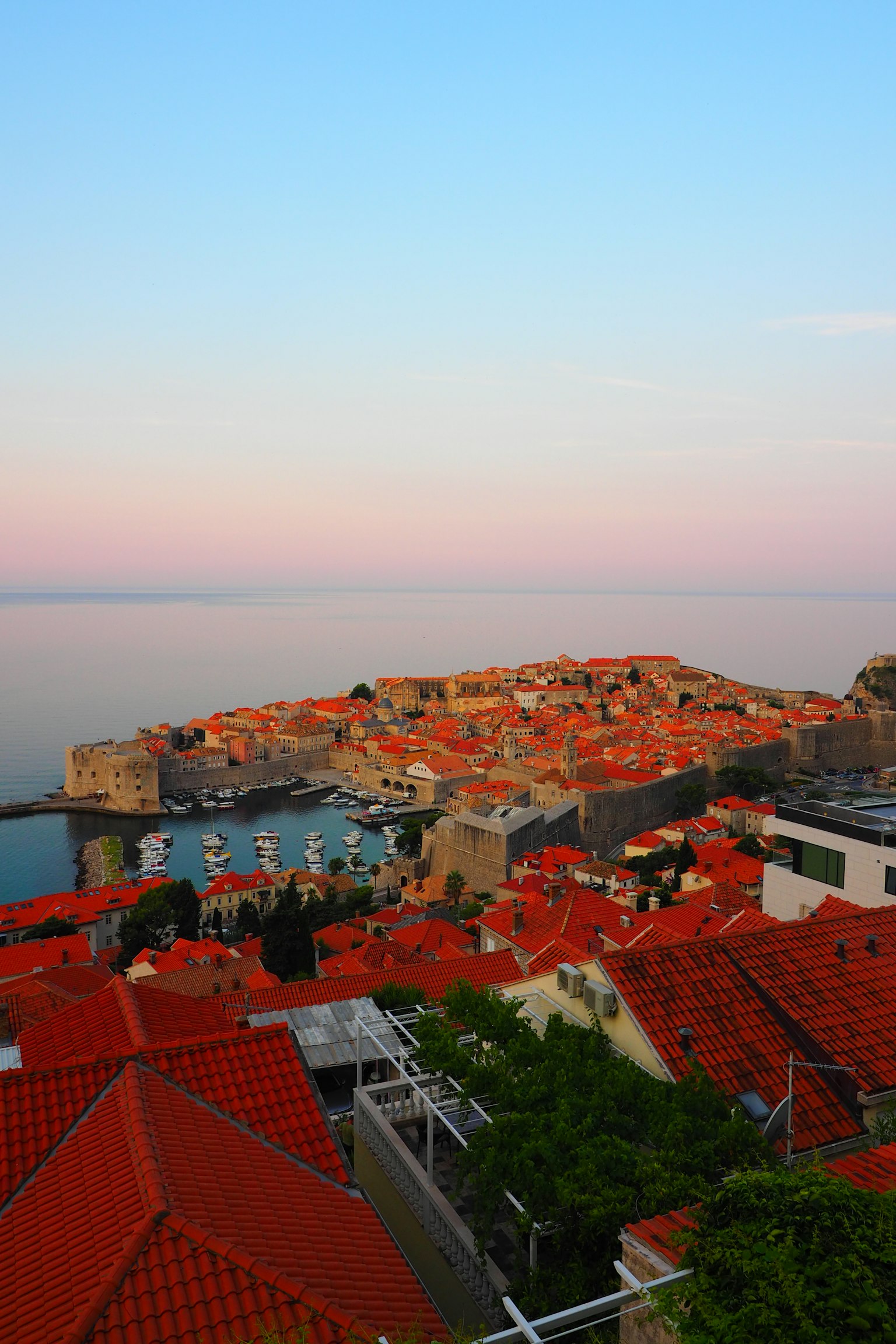 Pemandangan matahari terbenam yang indah dengan garis pantai Dubrovnik dan atap oranye