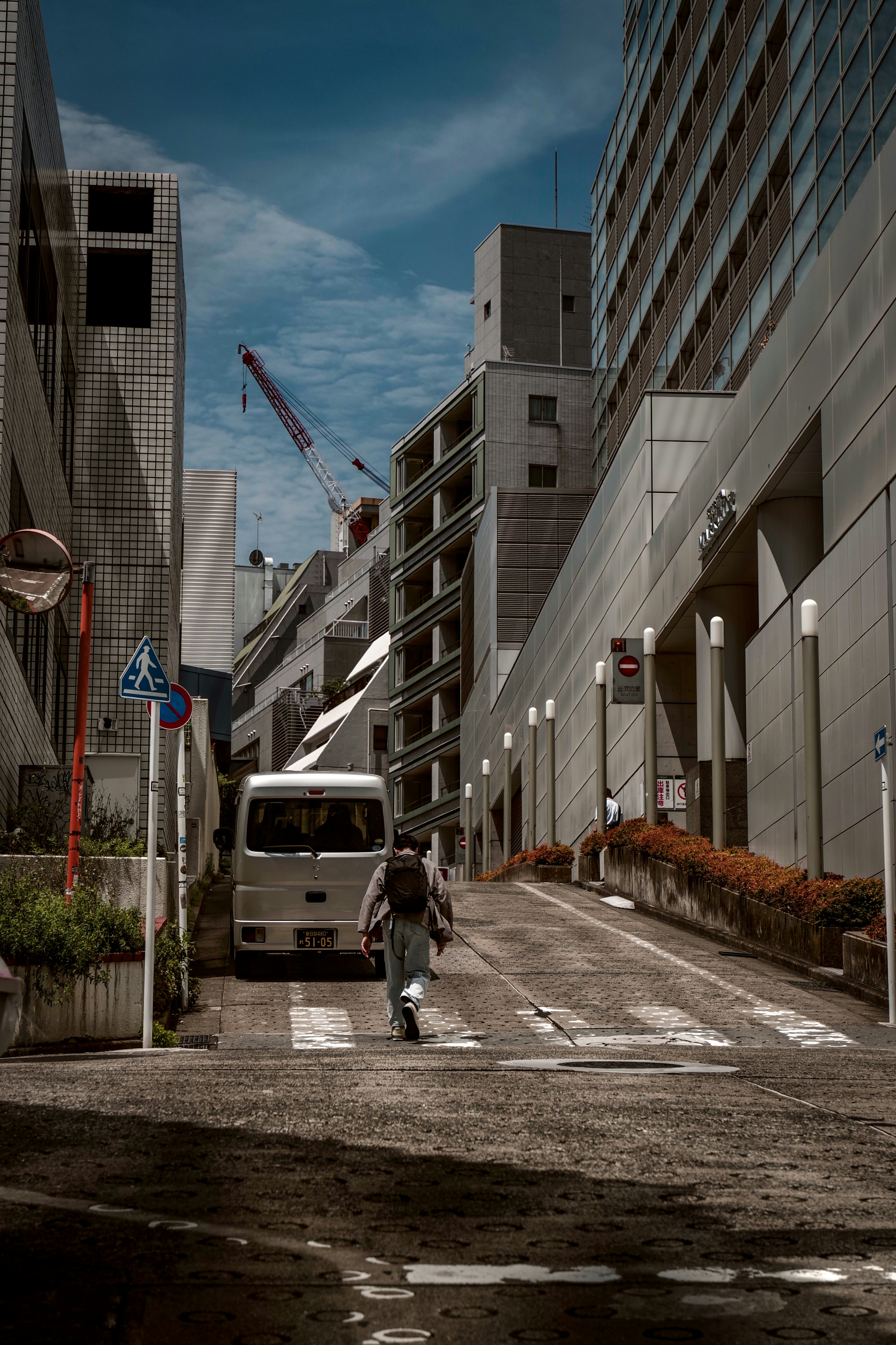 渋谷近くの高層ビルに挟まれた路地の都市風景