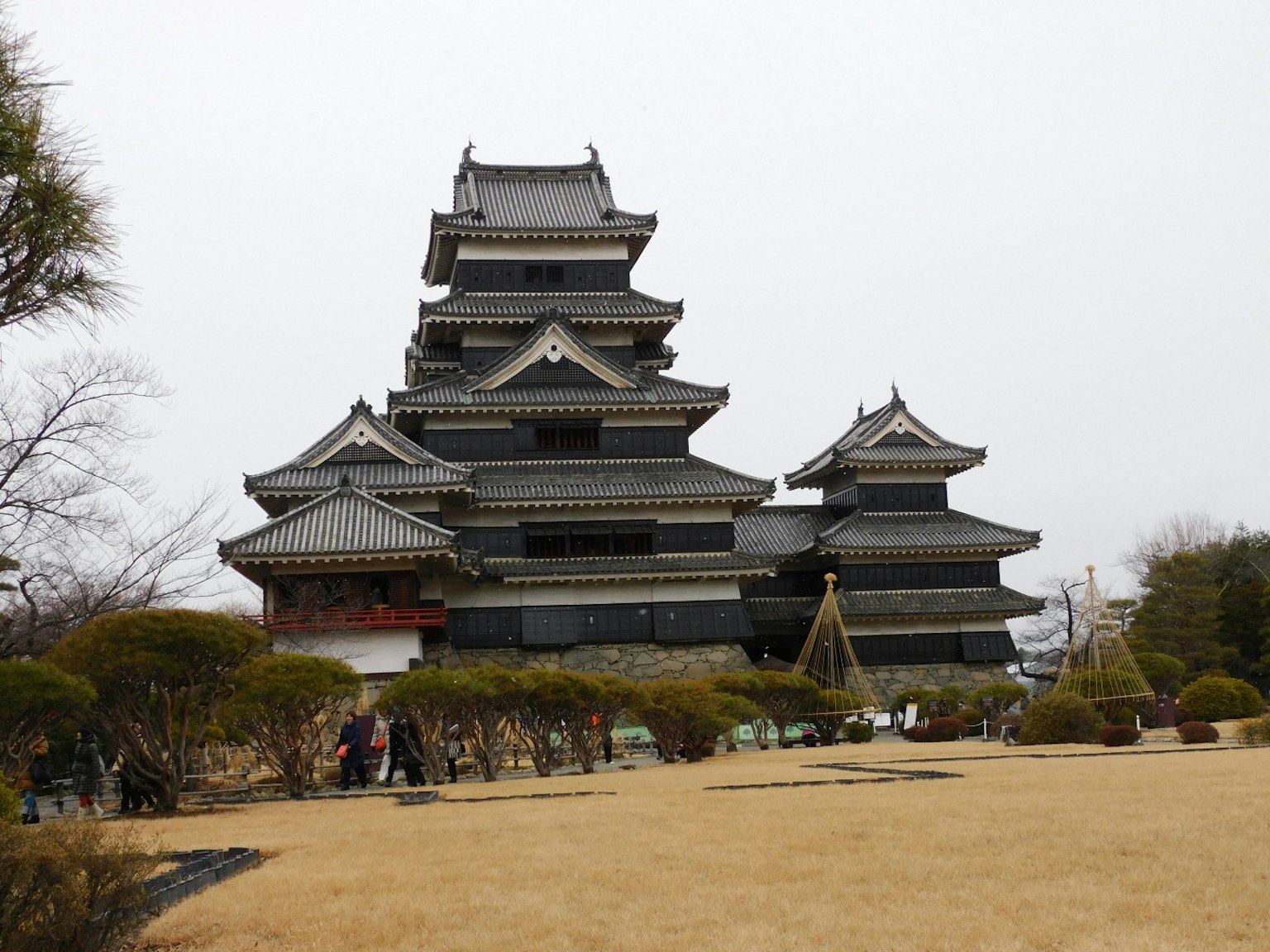 松本城及周围花园的美丽景观