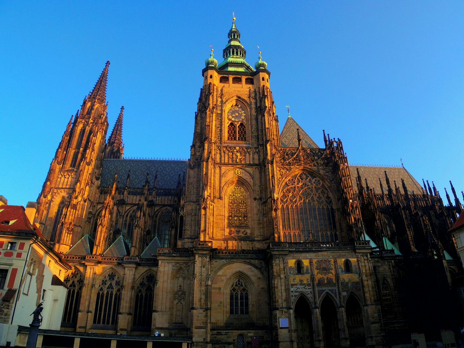 Imposante Fassade der St.-Vitus-Kathedrale im Prager Schloss vor einem klaren blauen Himmel