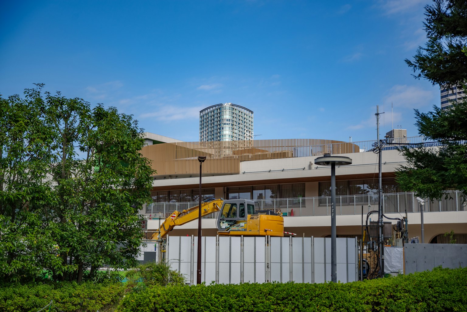 Cantiere con un edificio e alberi verdi