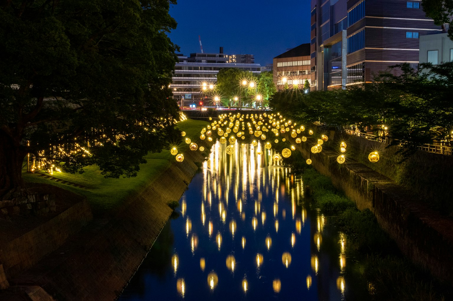 Bellissimo scenario di lanterne galleggianti su un fiume di notte