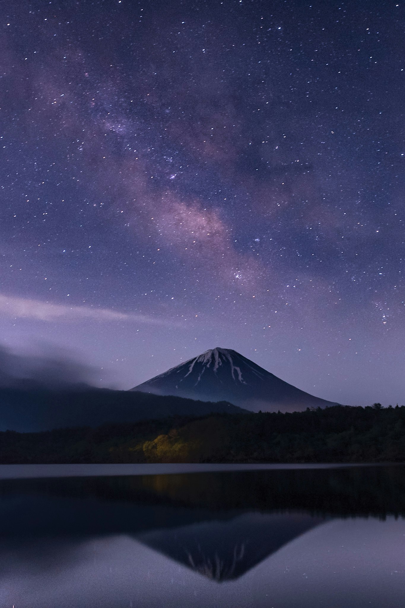 夜空の天の川と湖に映る山