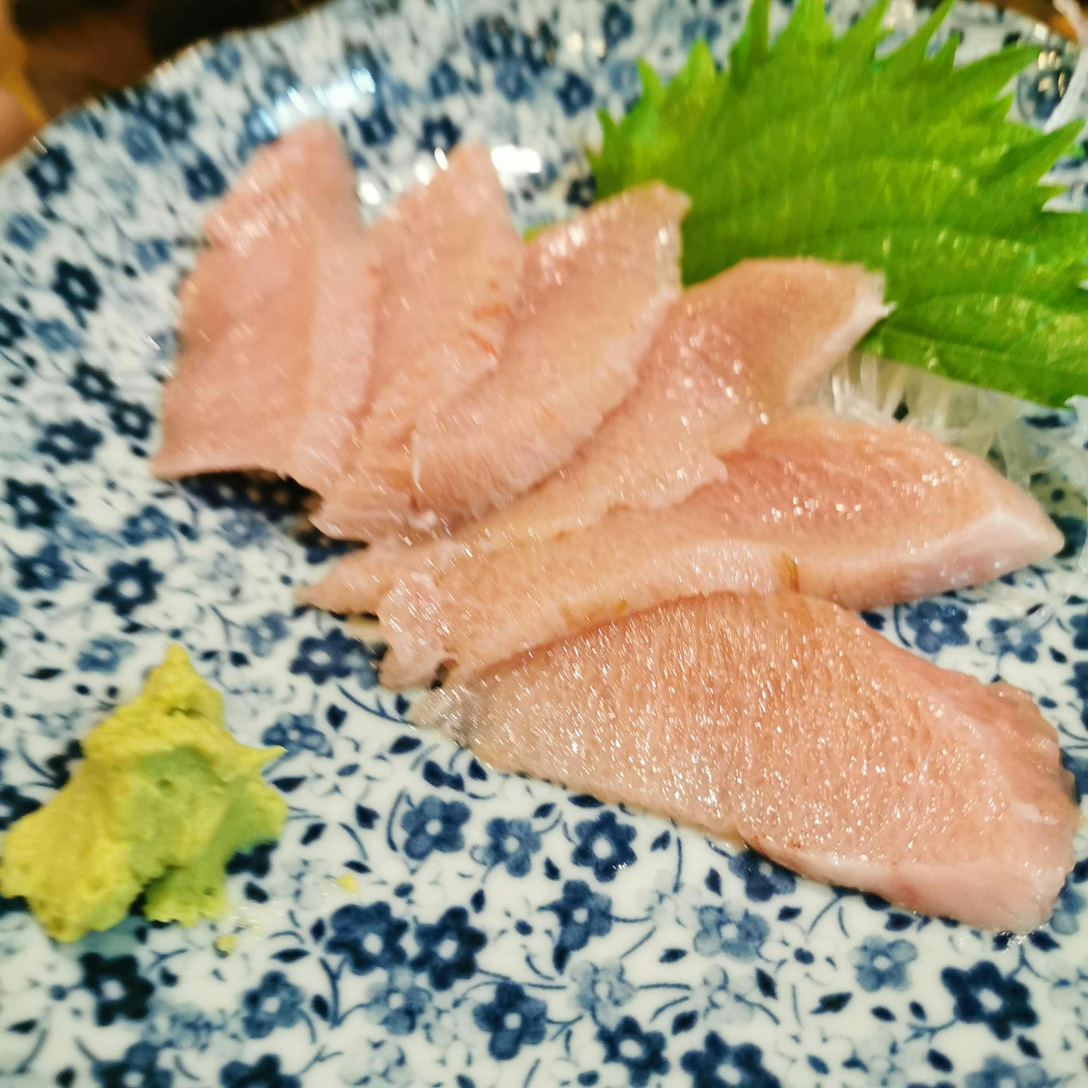 肥厚金枪鱼刺身片与芥末装饰在盘子上