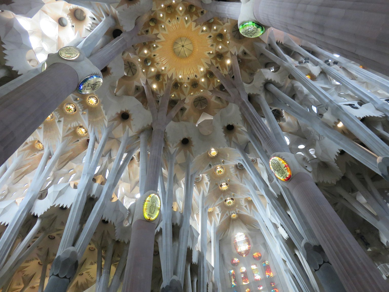 Desain dan warna langit-langit Sagrada Familia yang menakjubkan