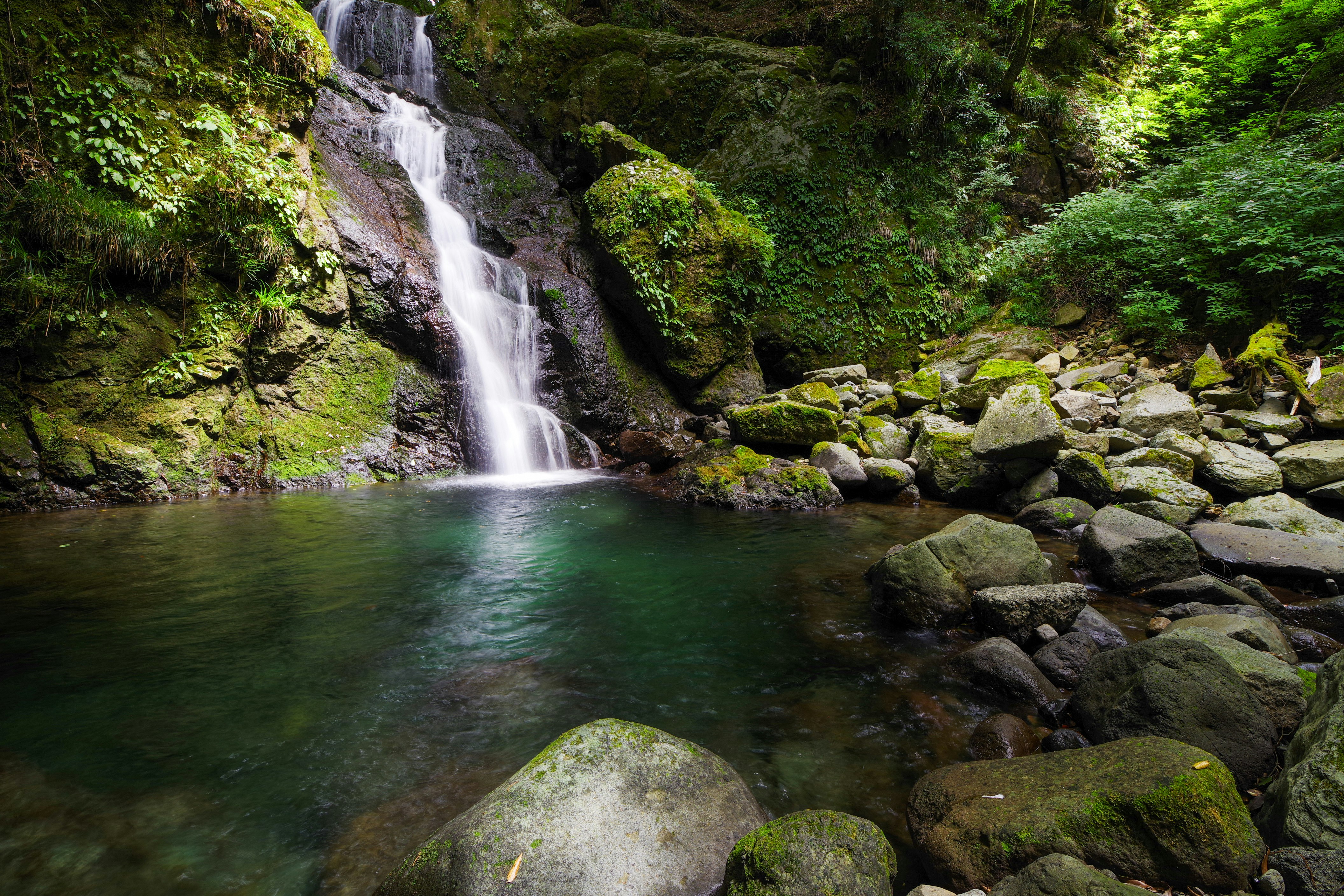 Air terjun Nikaidaki mengalir ke sungai kecil berlumut