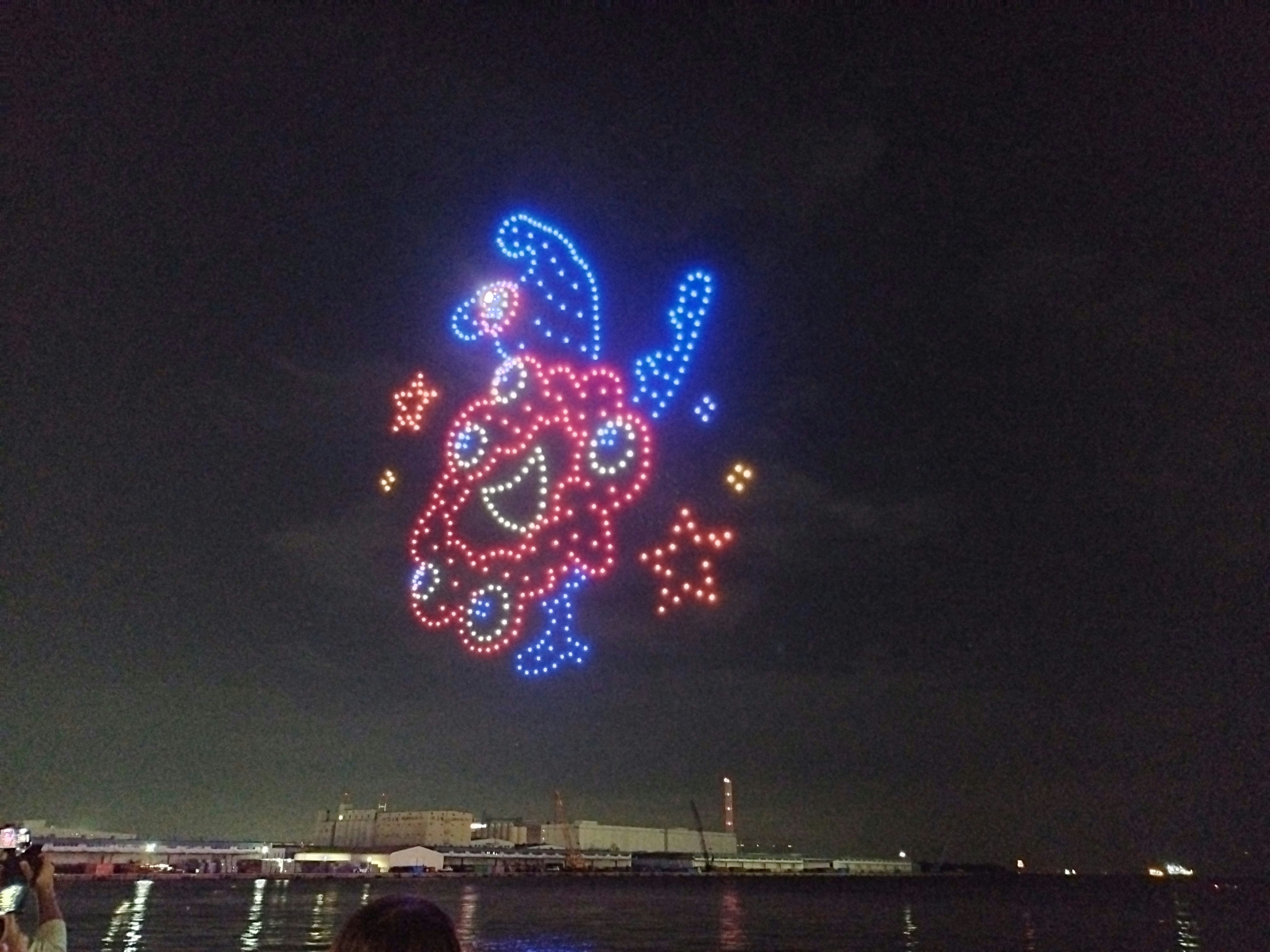 Espectáculo de drones luminosos sobre el paseo marítimo de ATC