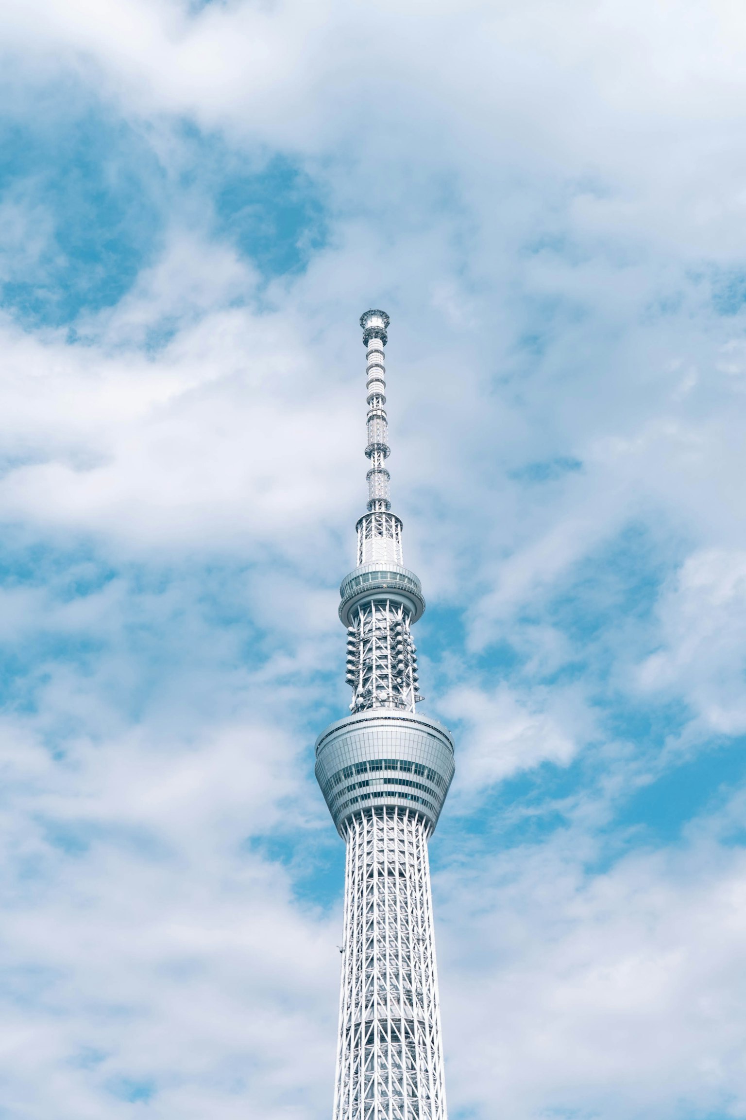 Torre Tokyo Skytree contro un cielo blu brillante