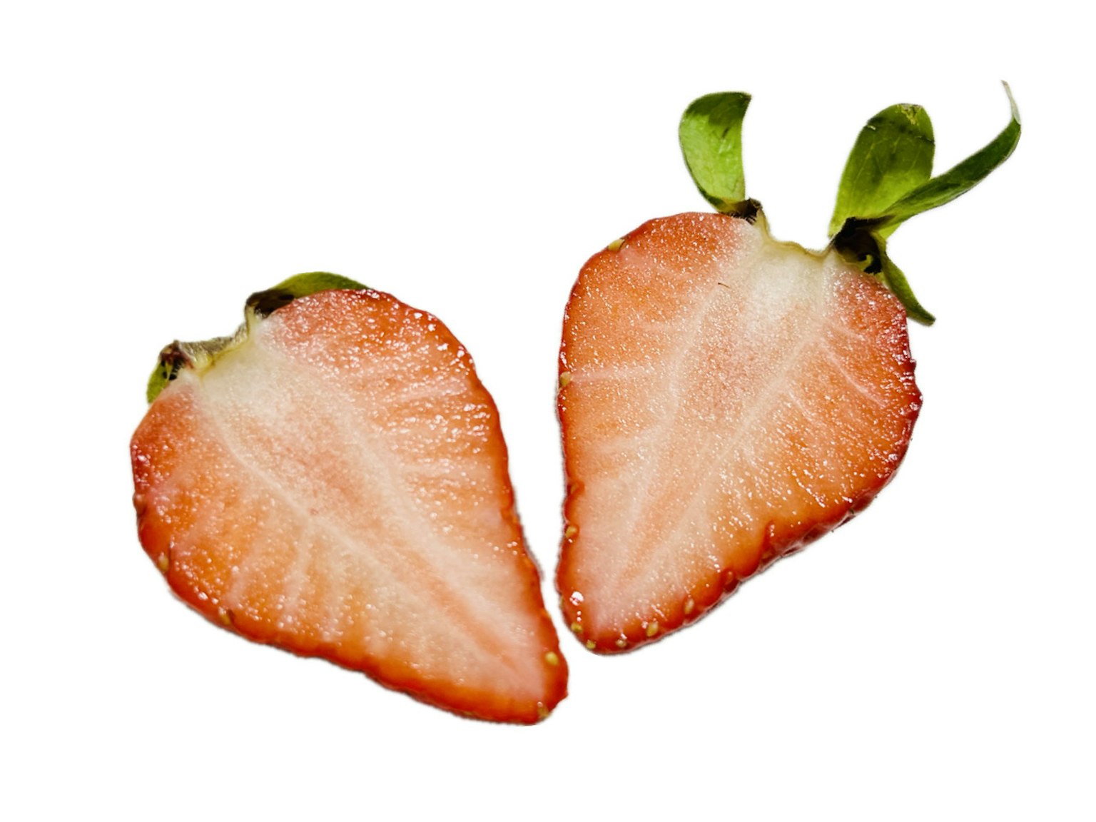 Geschnittene Erdbeeren auf weißem Hintergrund