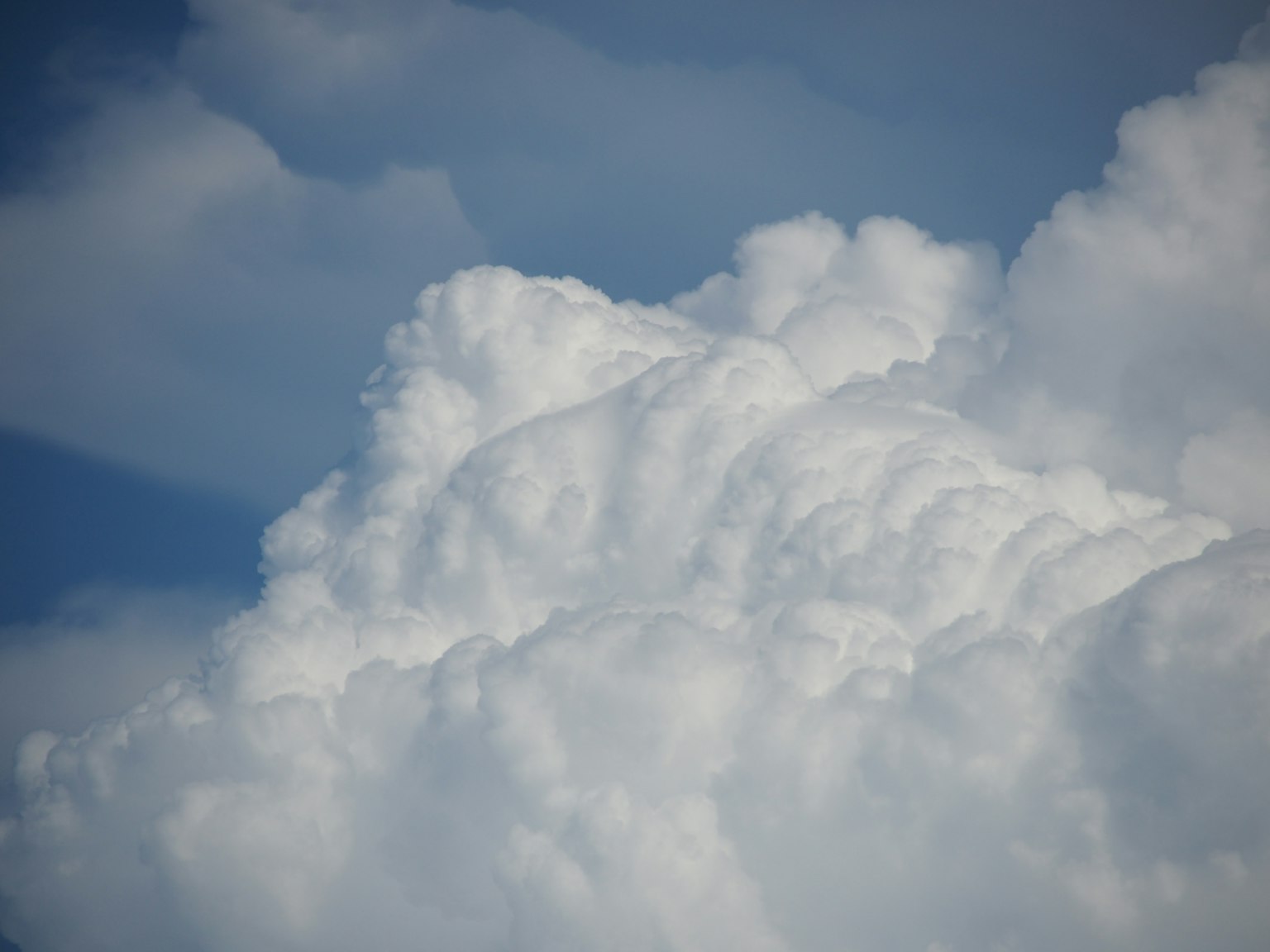 Nuvole bianche soffici contro un cielo blu con una texture morbida e vaporosa