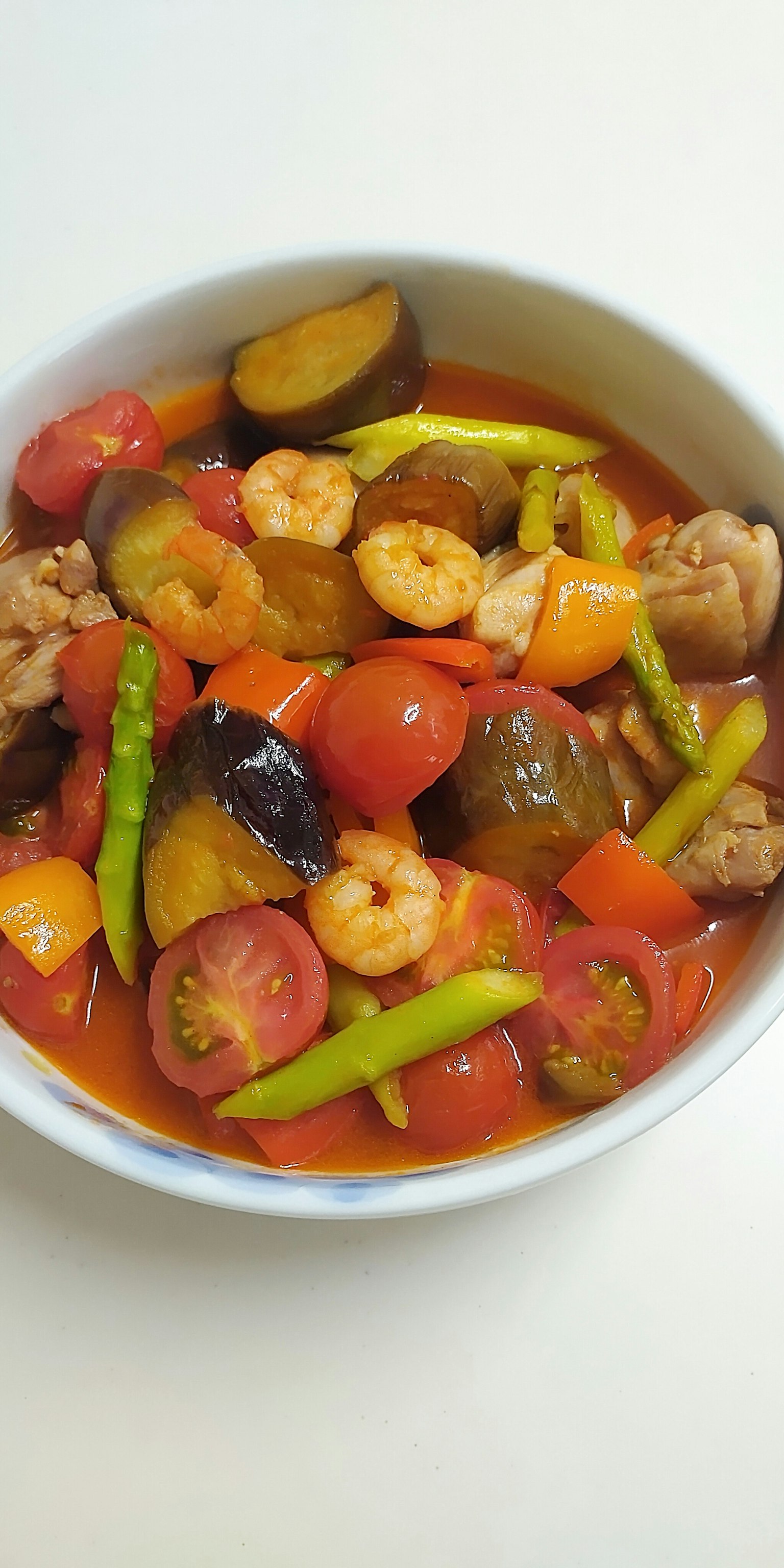 Estofado de camarones y verduras mezcla vibrante de camarones y verduras coloridas en un tazón