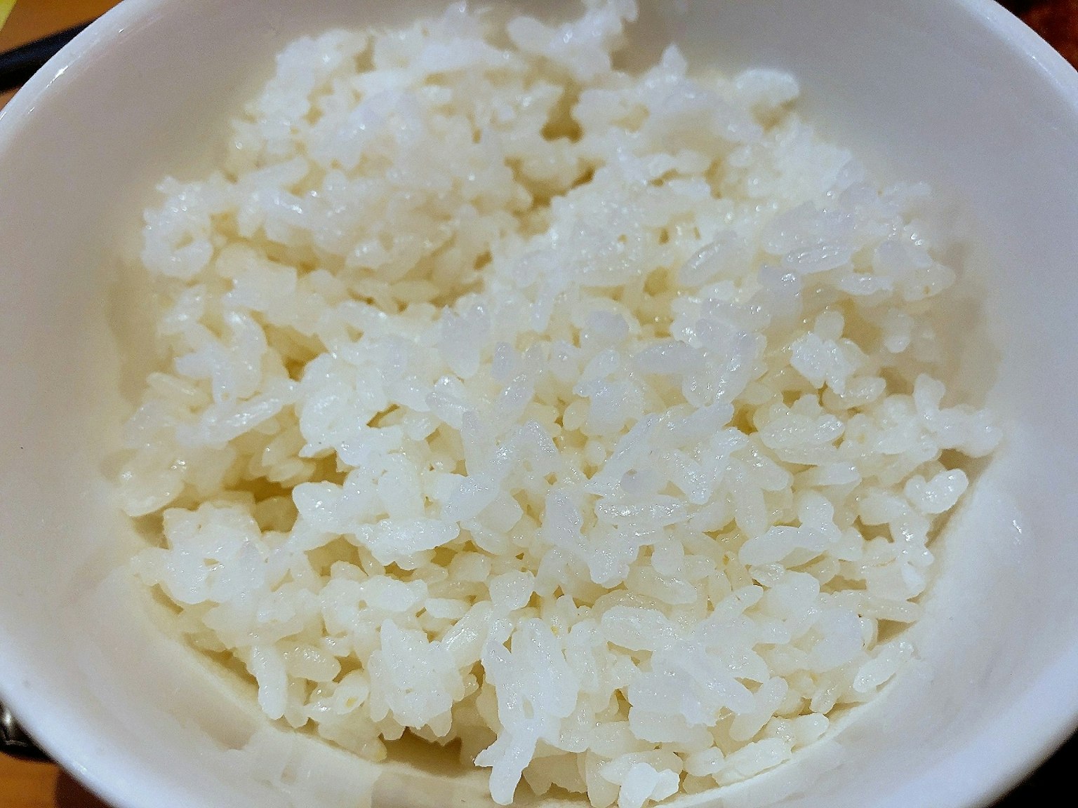 一个装满松软白米的碗