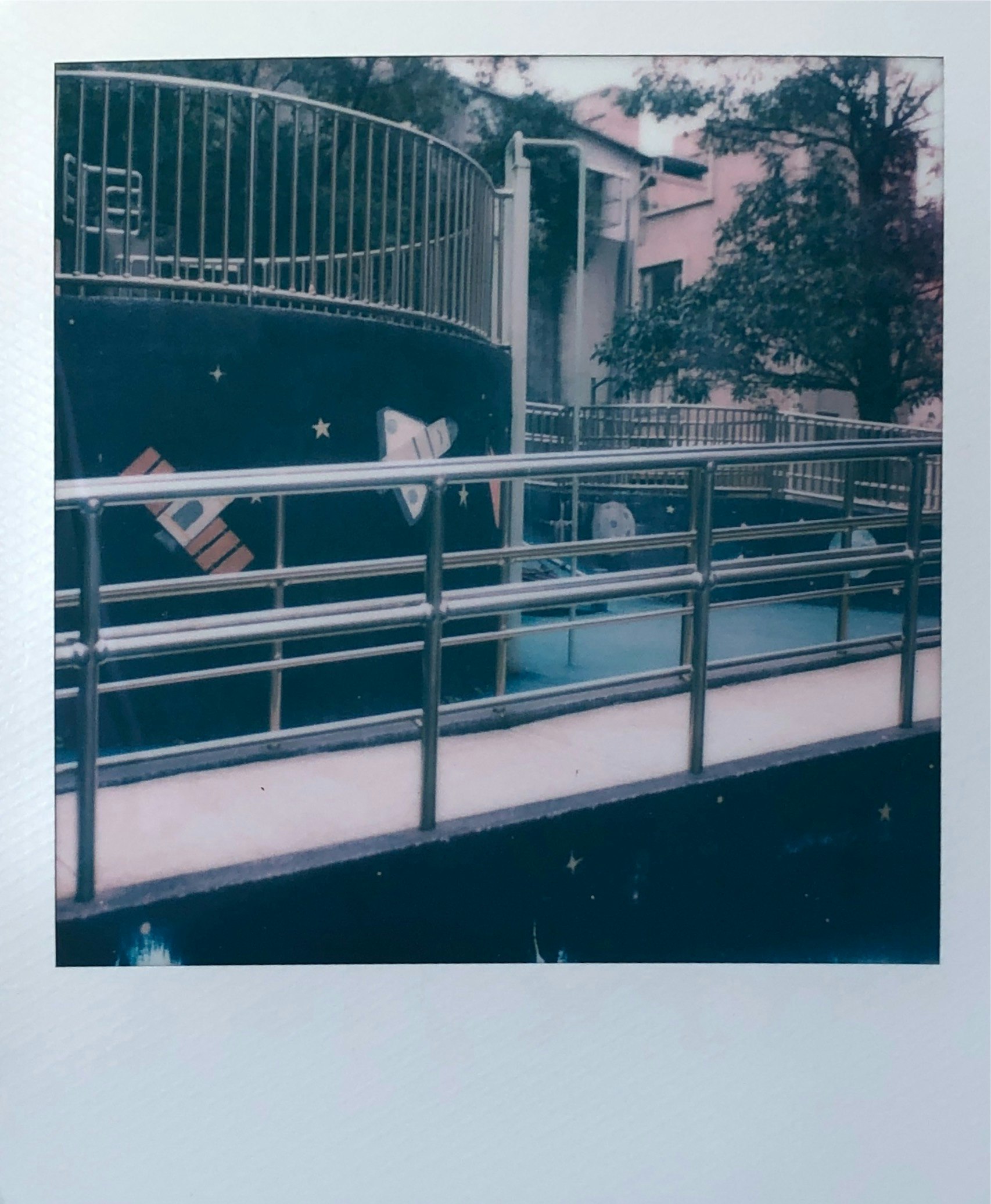 柵と橋のある川沿いの風景