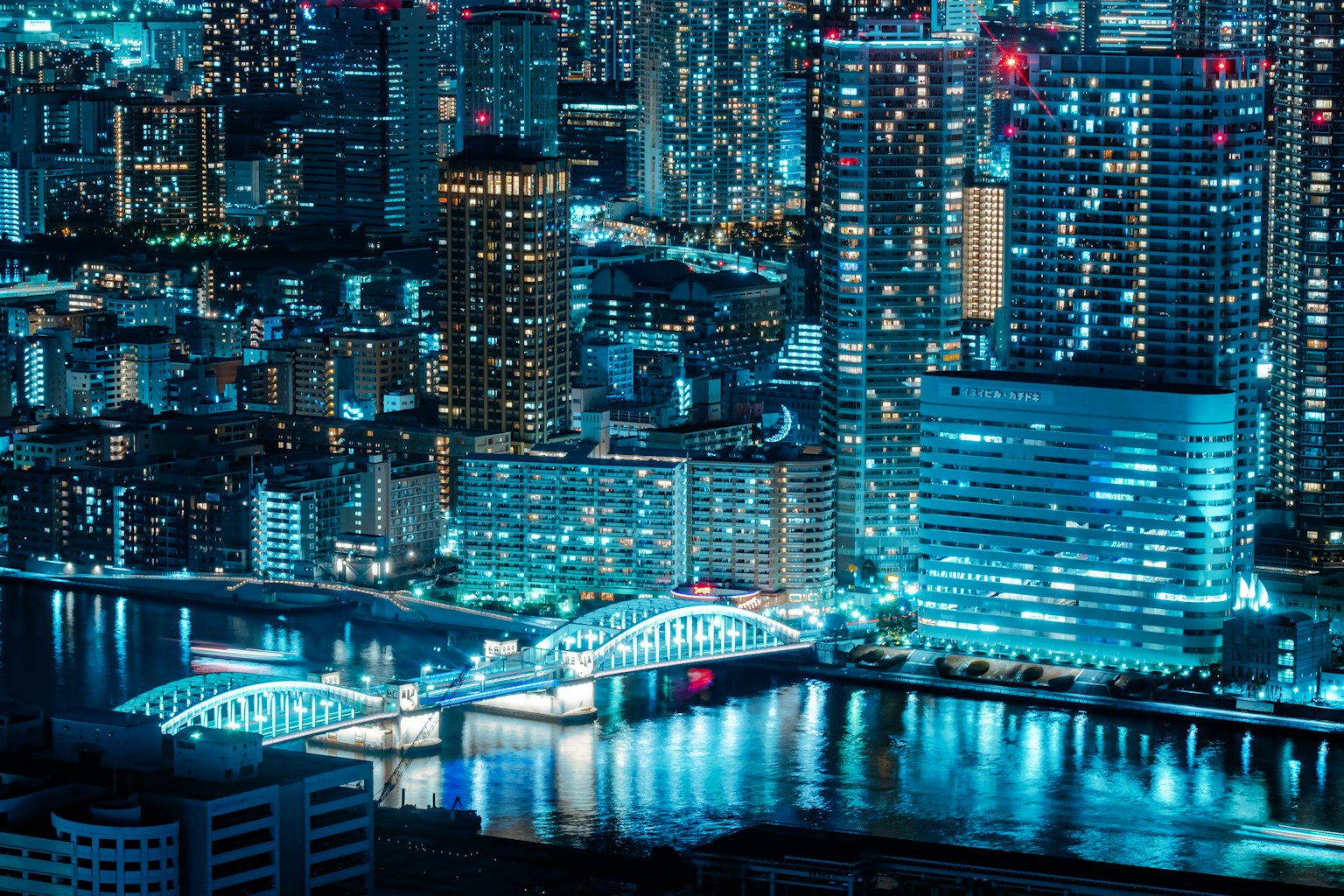 东京夜景，闪烁的摩天大楼和蓝色桥梁