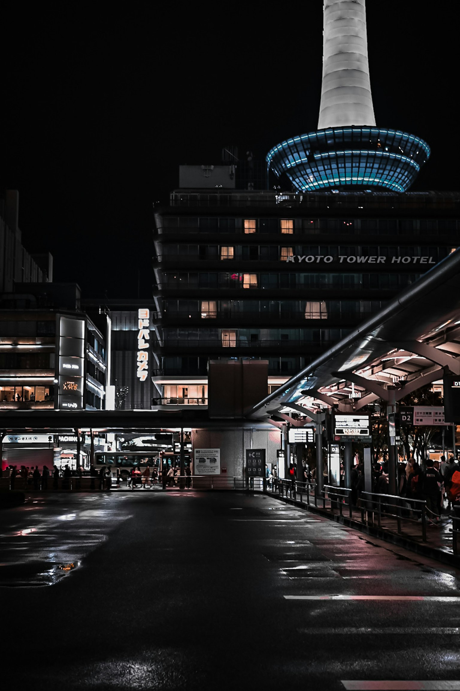 城市夜景，特色高楼和蓝色灯光
