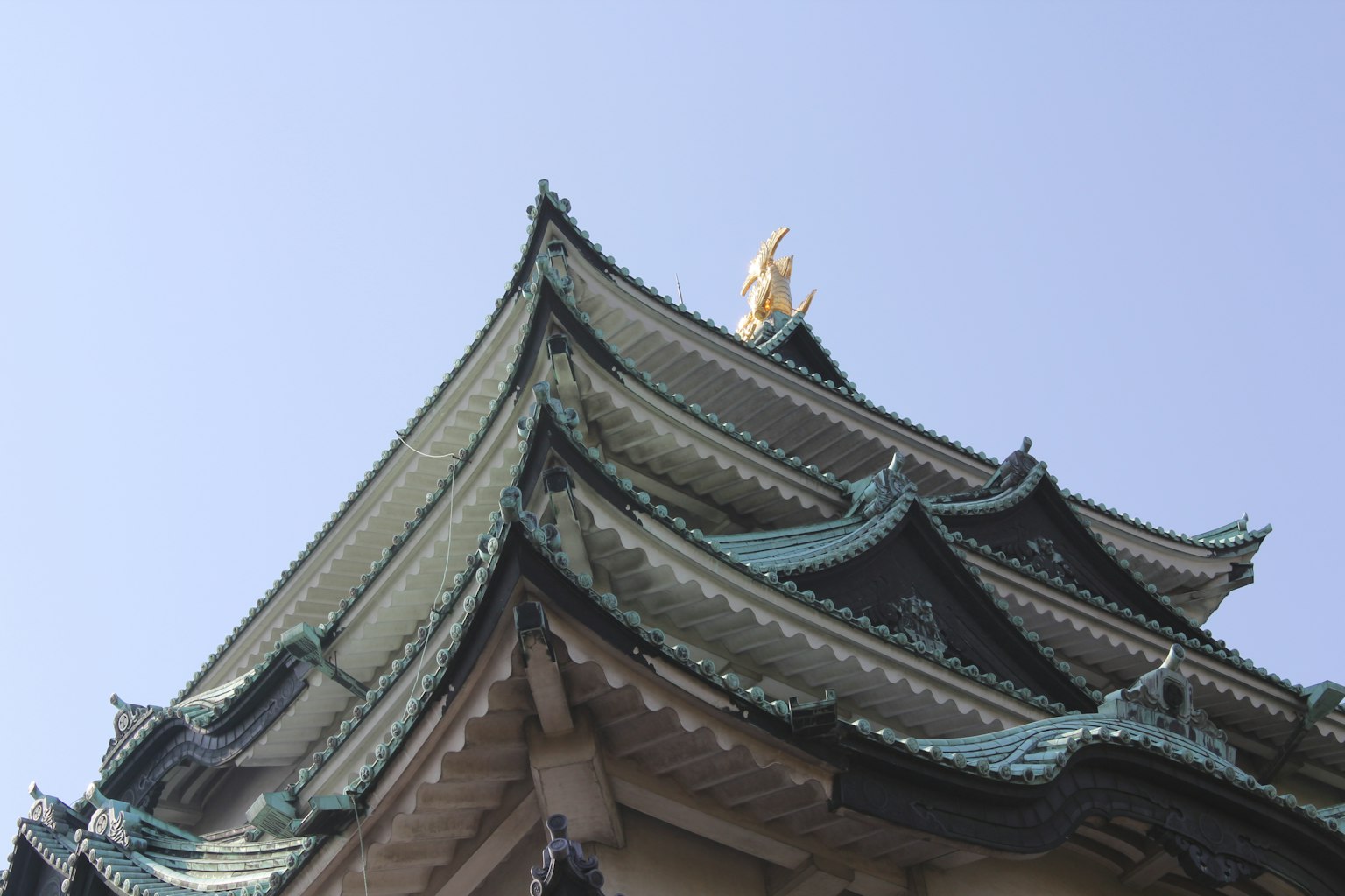 傳統日本建築，綠色屋頂和裝飾性金色元素
