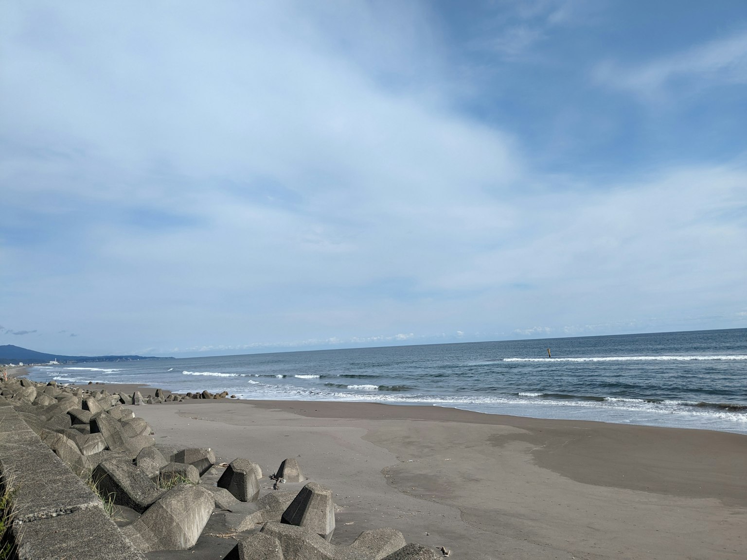 Paysage côtier avec ciel bleu et vagues douces