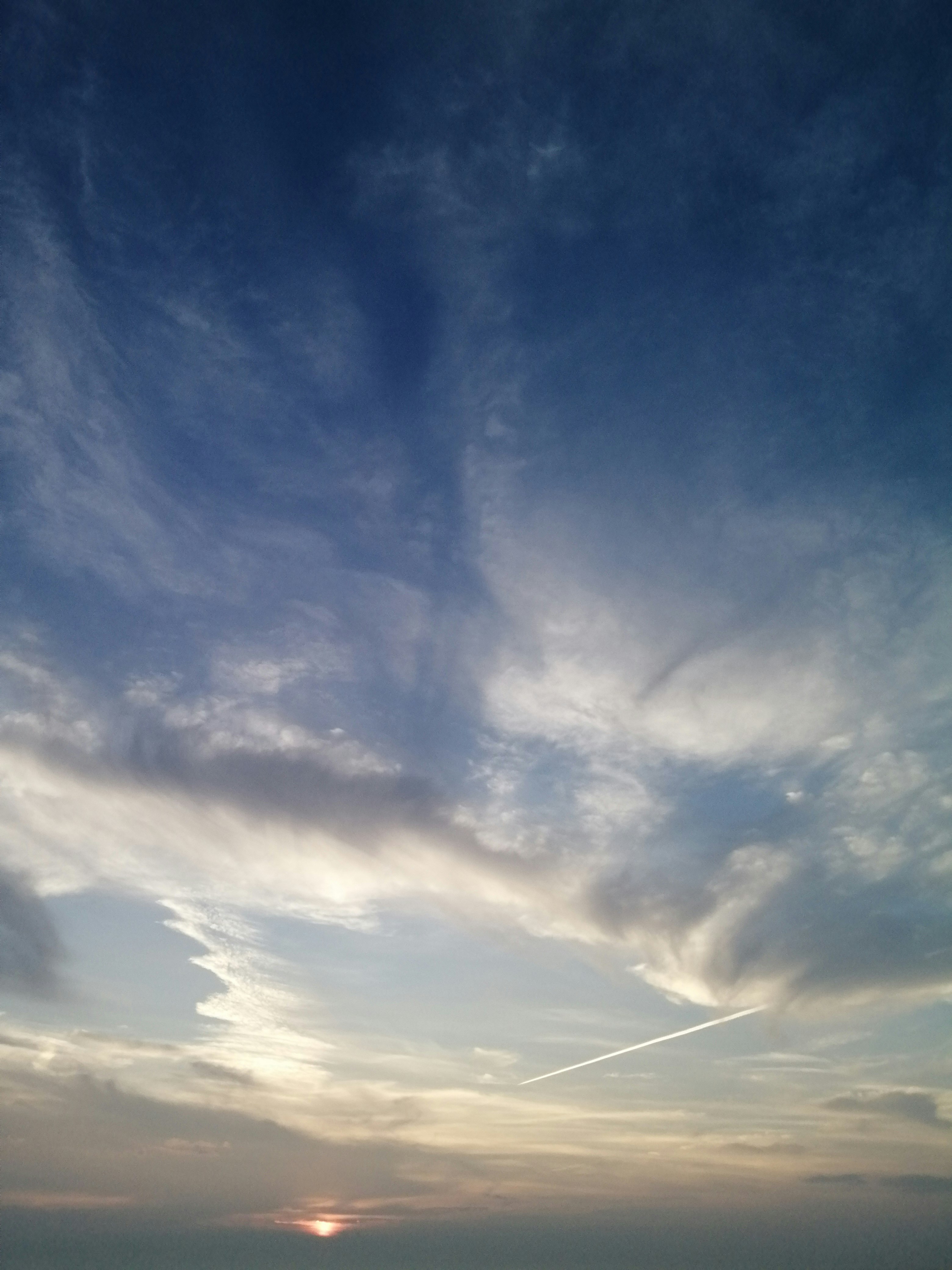 夕陽天空中的雲層與光帶