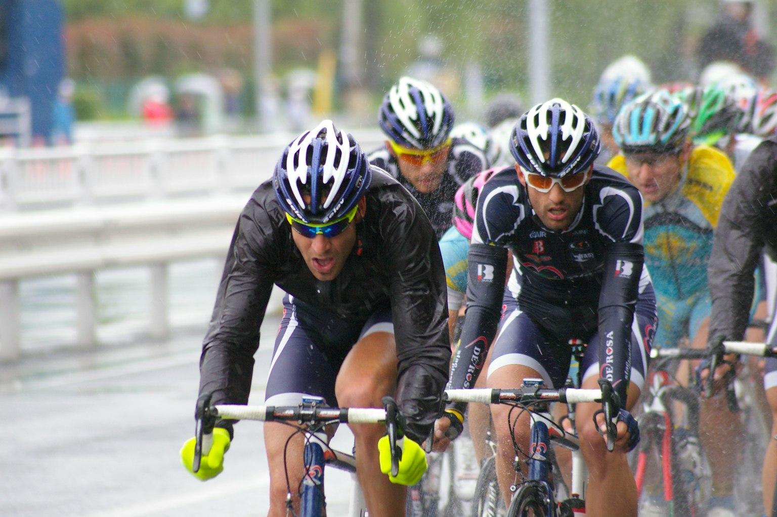 Gruppe von Radfahrern, die im Regen fahren